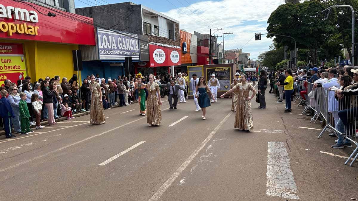 Desfile dos 204 anos da Independência reúne multidão em Ivaiporã