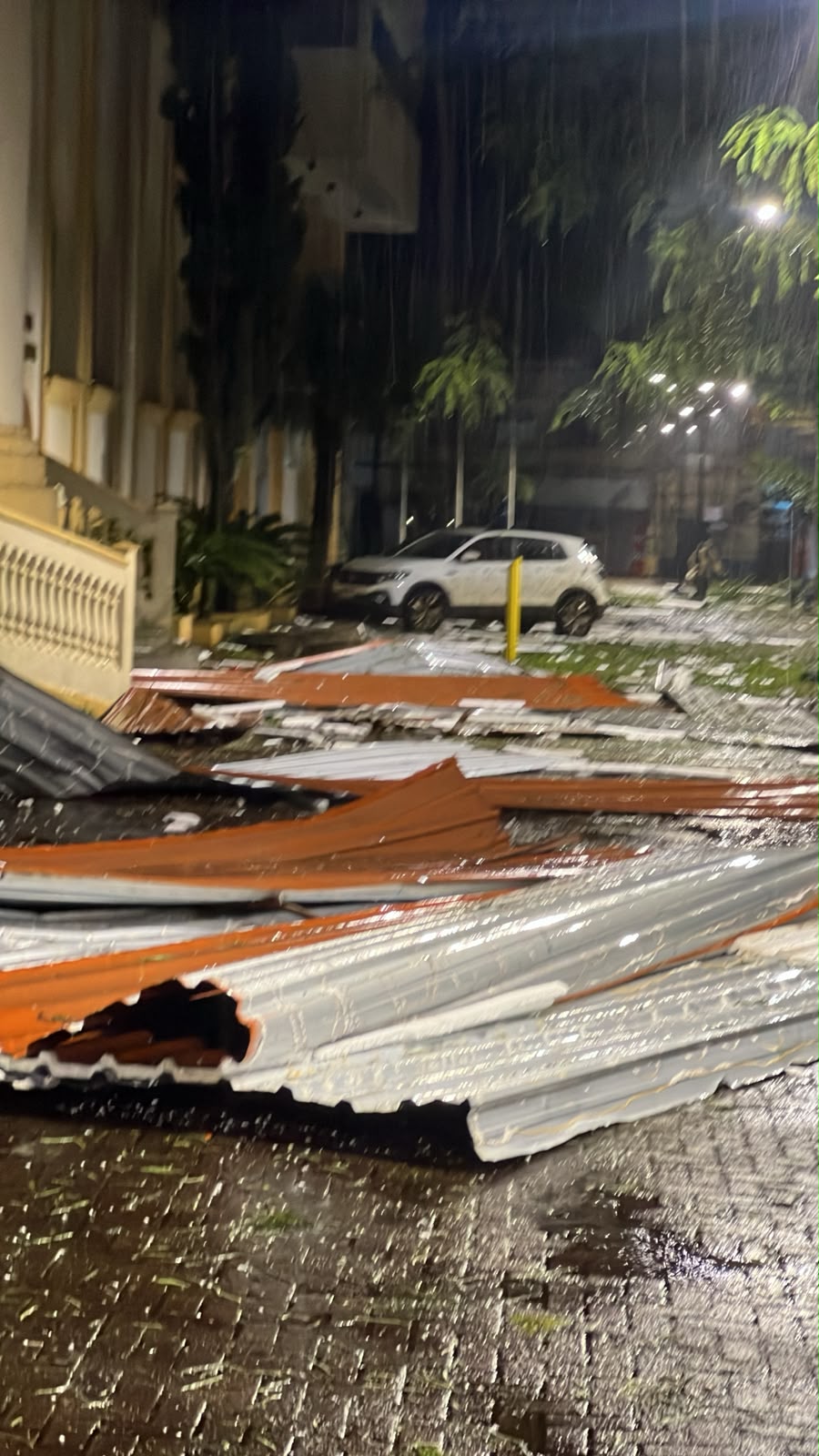 FOTOS: Temporal com ventos de 125 km/h deixa rastro de destruição em Apucarana