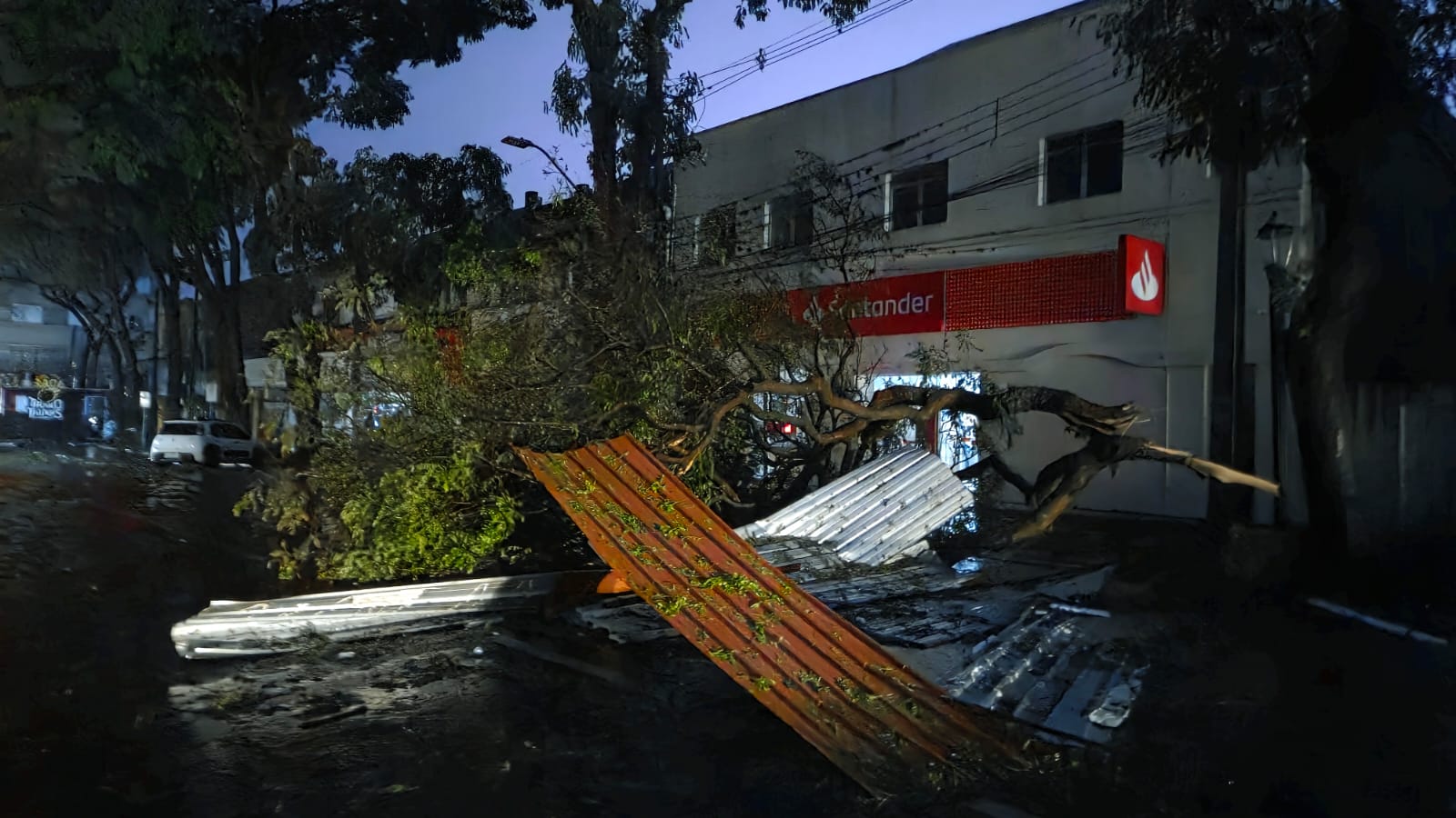 FOTOS: Temporal com ventos de 125 km/h deixa rastro de destruição em Apucarana