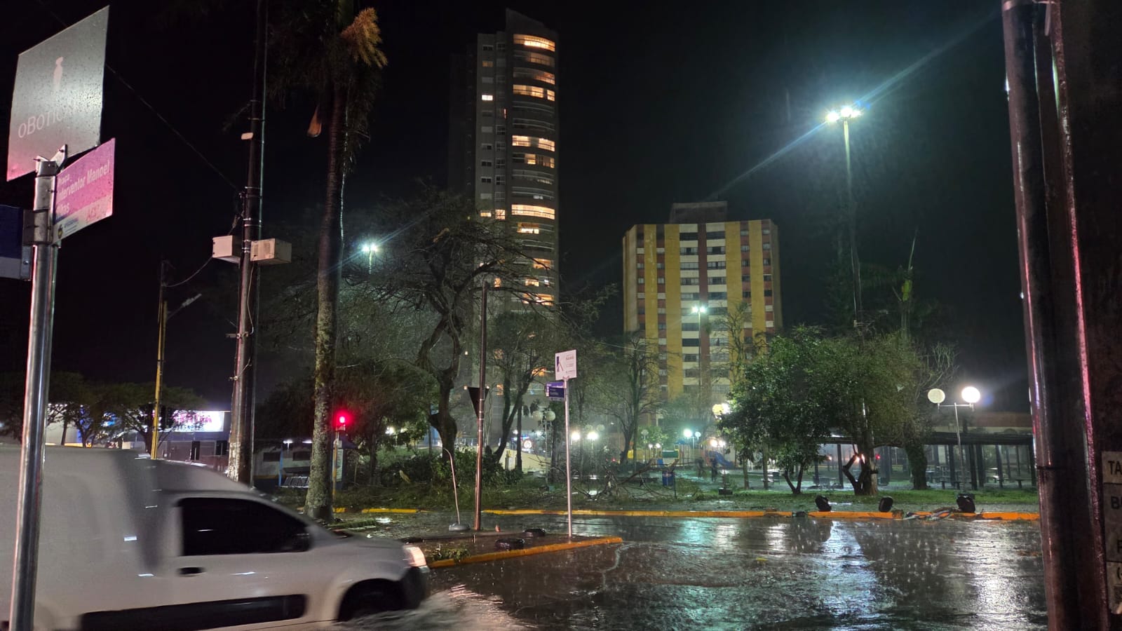 FOTOS: Temporal com ventos de 125 km/h deixa rastro de destruição em Apucarana