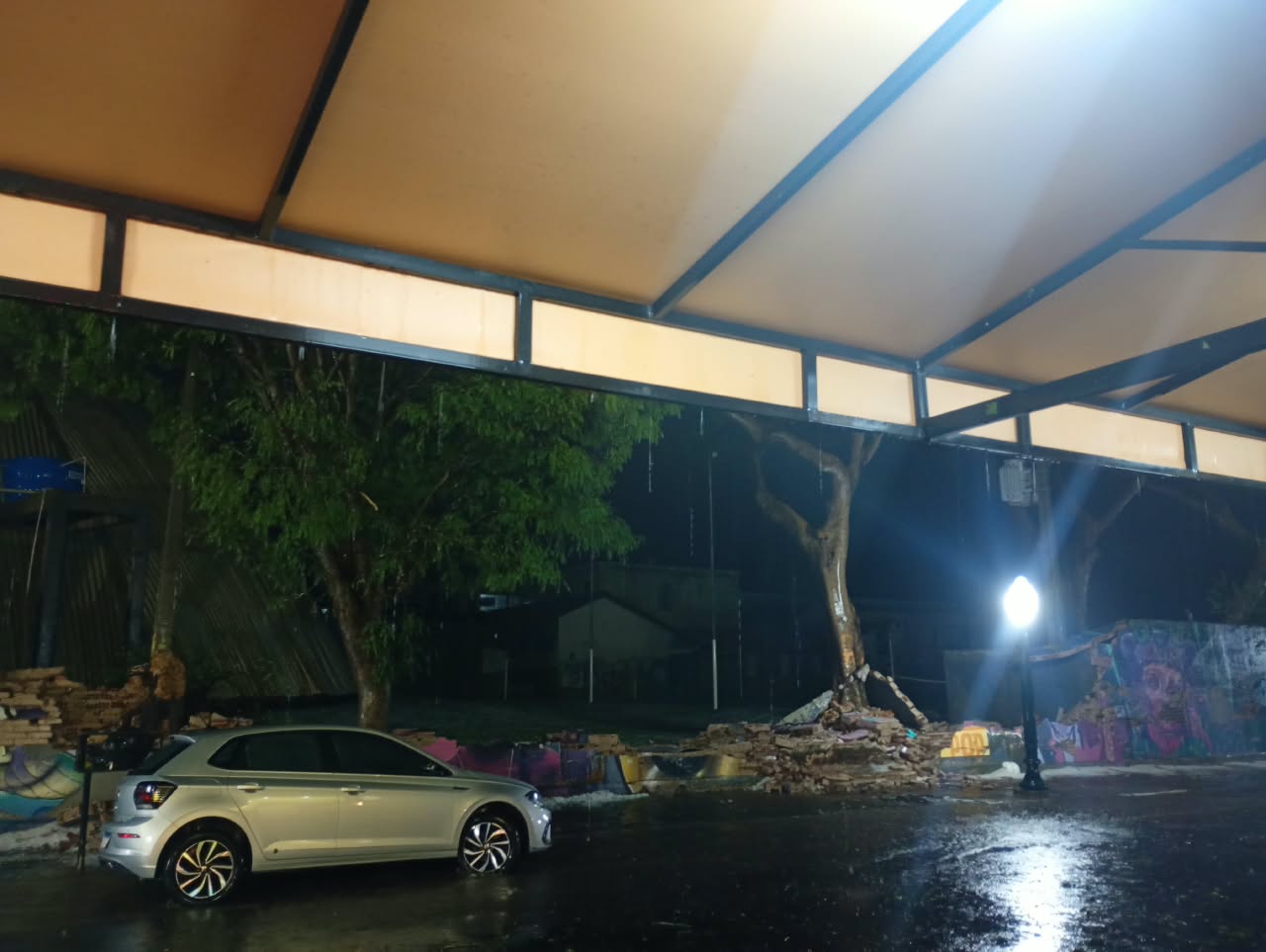 FOTOS: Temporal com ventos de 125 km/h deixa rastro de destruição em Apucarana