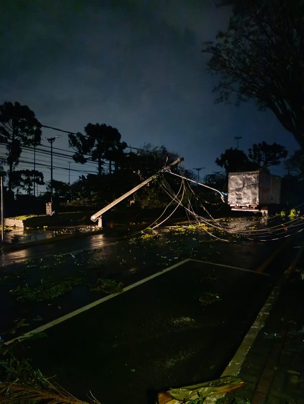 FOTOS: Temporal com ventos de 125 km/h deixa rastro de destruição em Apucarana