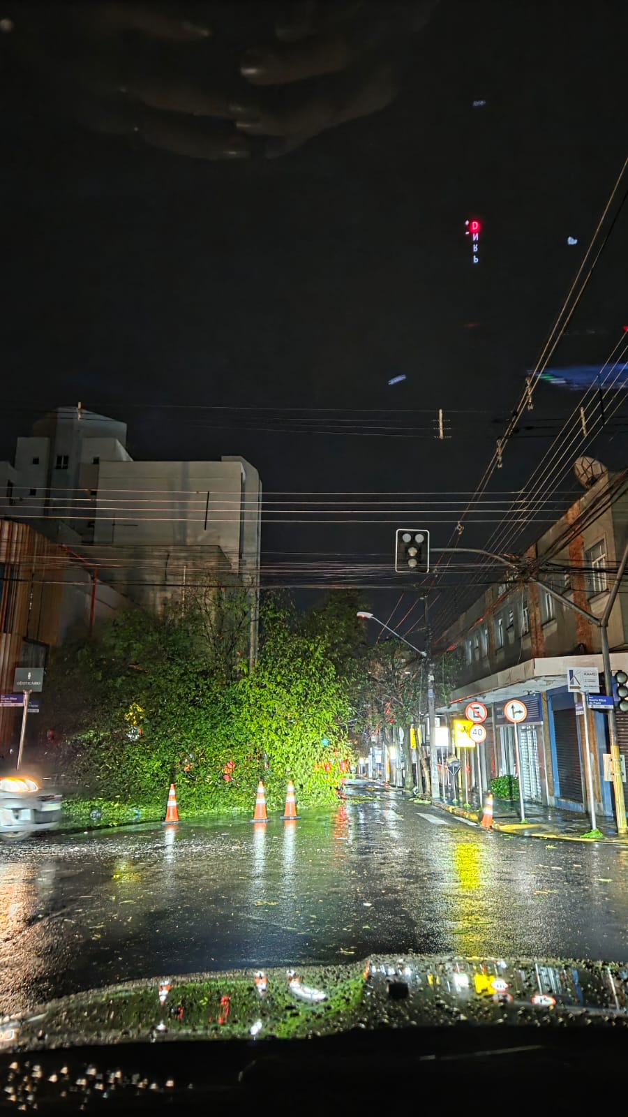 FOTOS: Temporal com ventos de 125 km/h deixa rastro de destruição em Apucarana