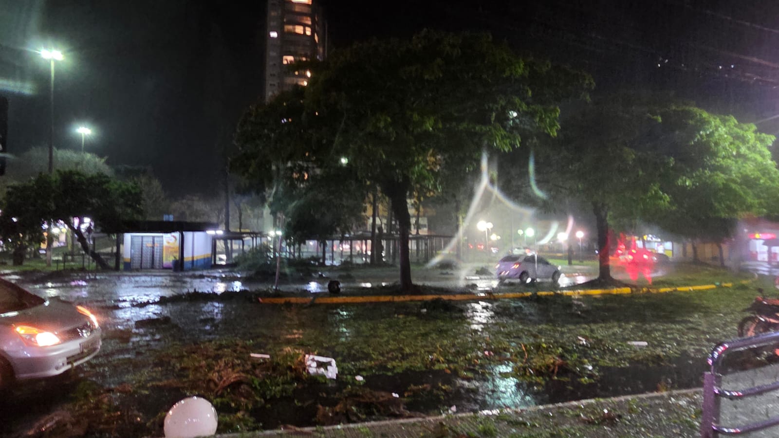 FOTOS: Temporal com ventos de 125 km/h deixa rastro de destruição em Apucarana