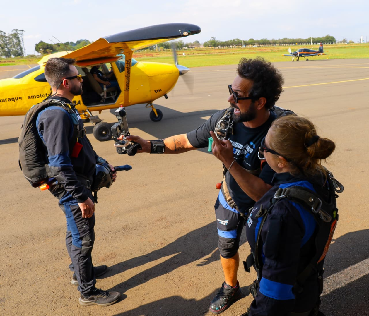Idosa de 67 anos realiza sonho de saltar de paraquedas em Arapongas