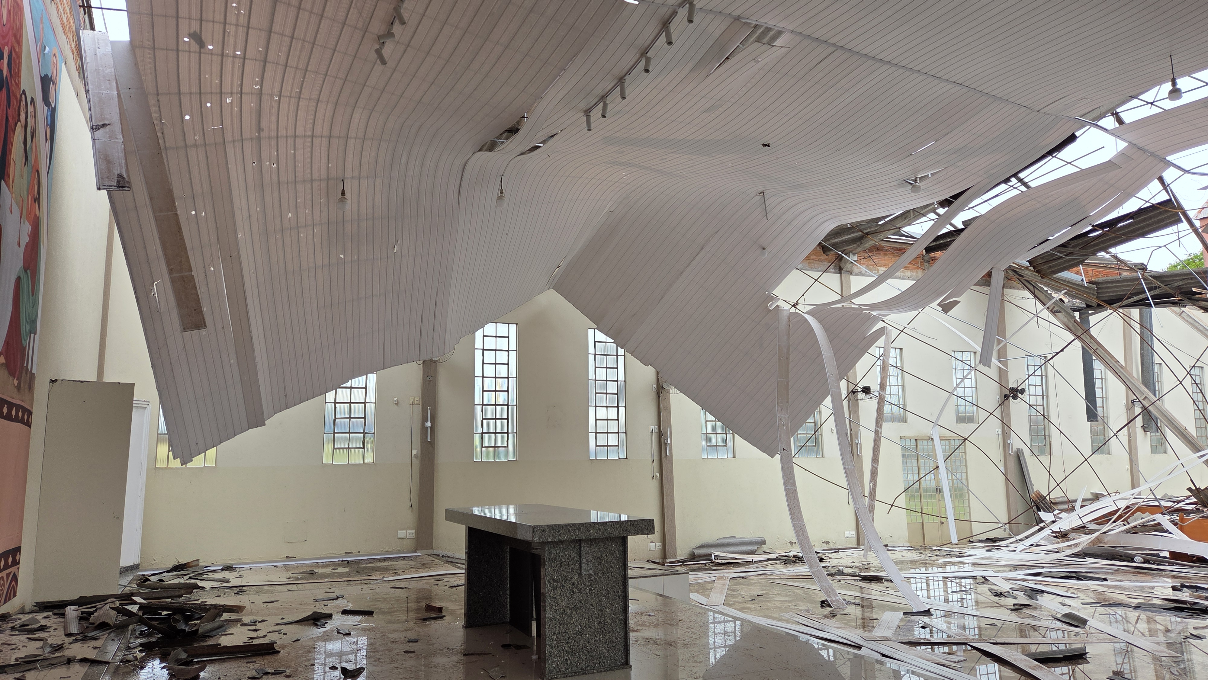 Igreja destruída por temporal em Apucarana (PR) terá missa de despedida antes de demolição