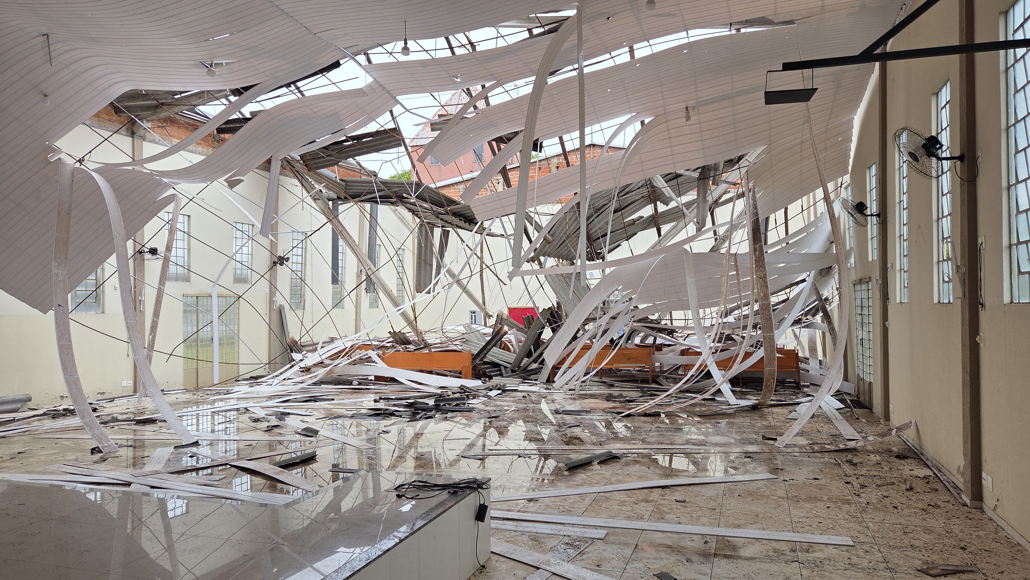 Igreja destruída por temporal em Apucarana (PR) terá missa de despedida antes de demolição