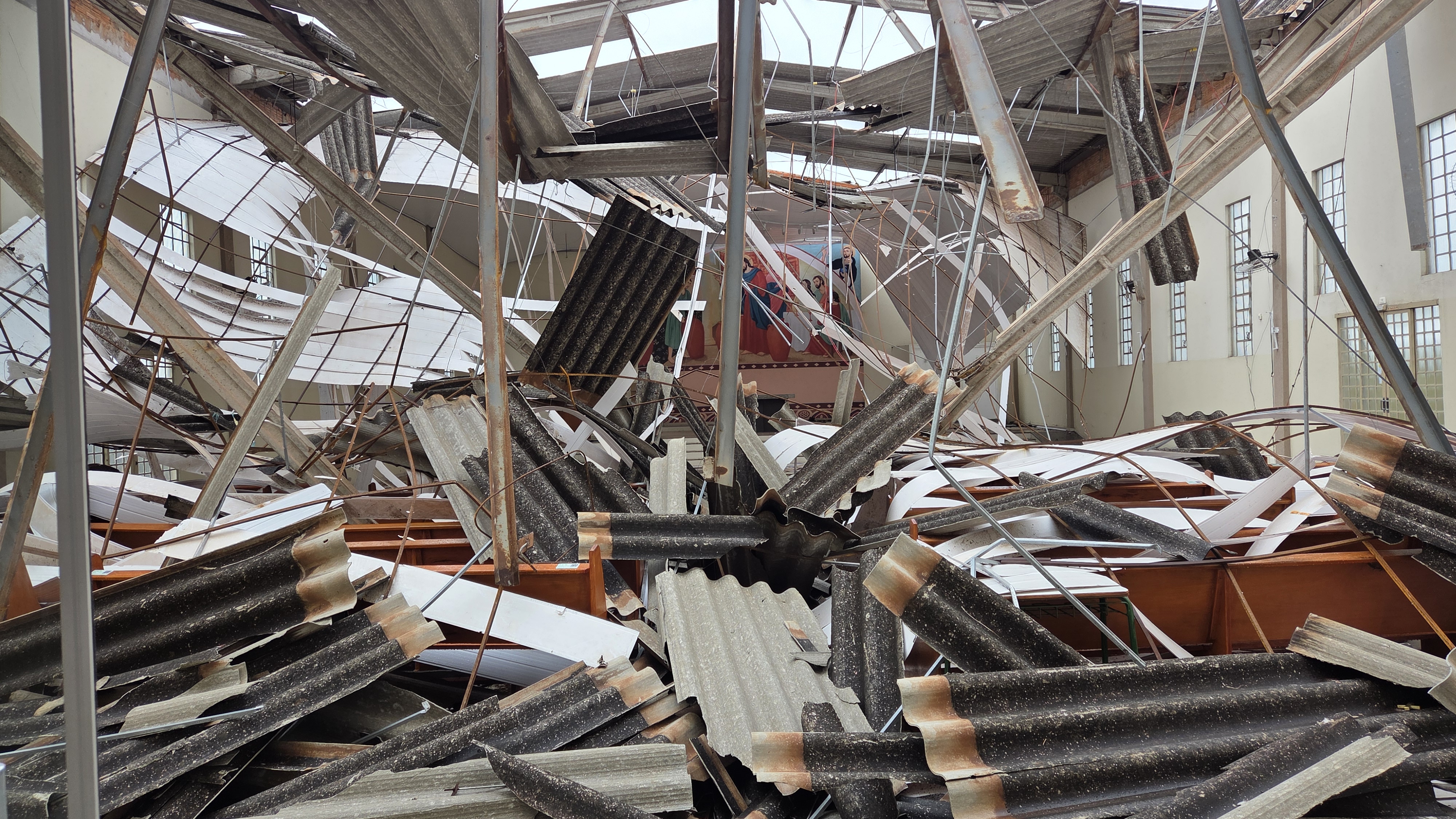 Igreja destruída por temporal em Apucarana (PR) terá missa de despedida antes de demolição