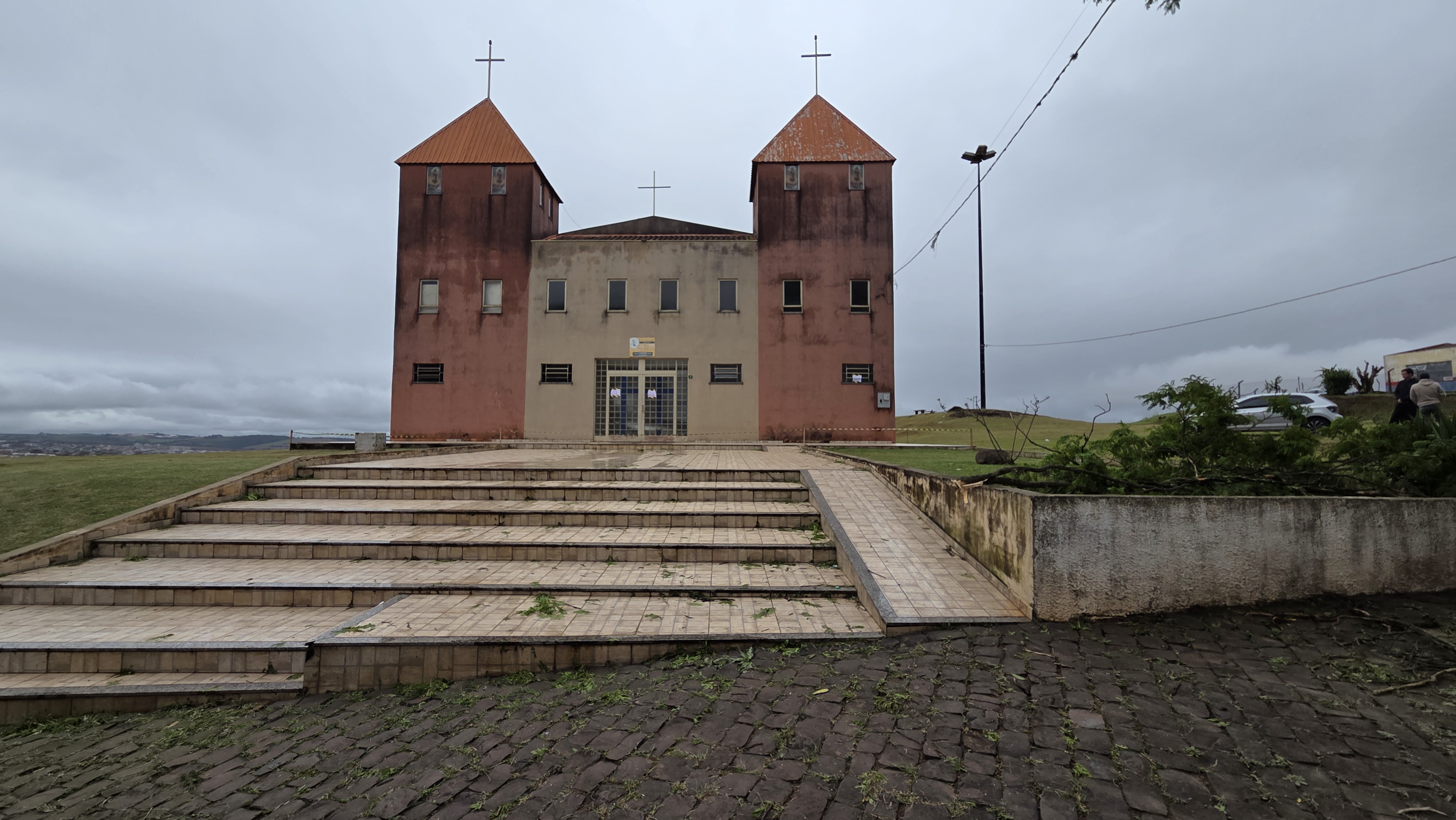 Igreja destruída por temporal em Apucarana (PR) terá missa de despedida antes de demolição