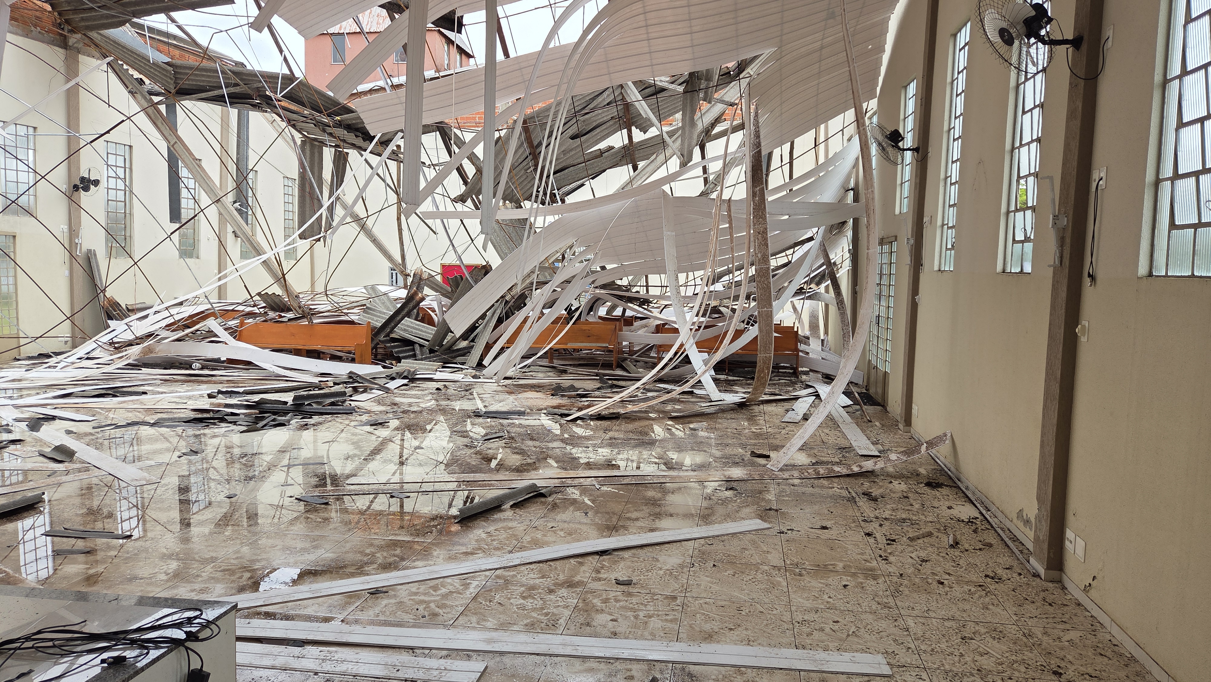 Igreja destruída por temporal em Apucarana (PR) terá missa de despedida antes de demolição