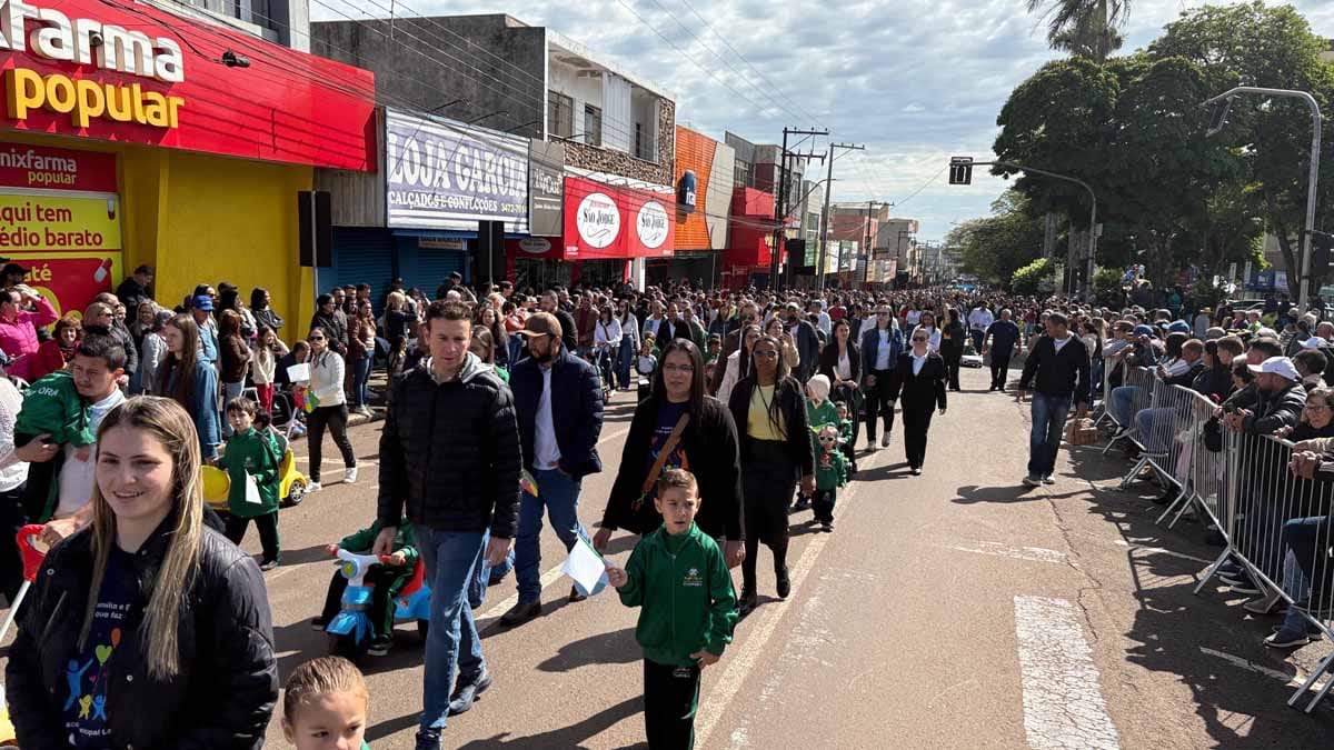 Mais de 7 mil pessoas participaram diretamente do desfile, representando as 68 instituições