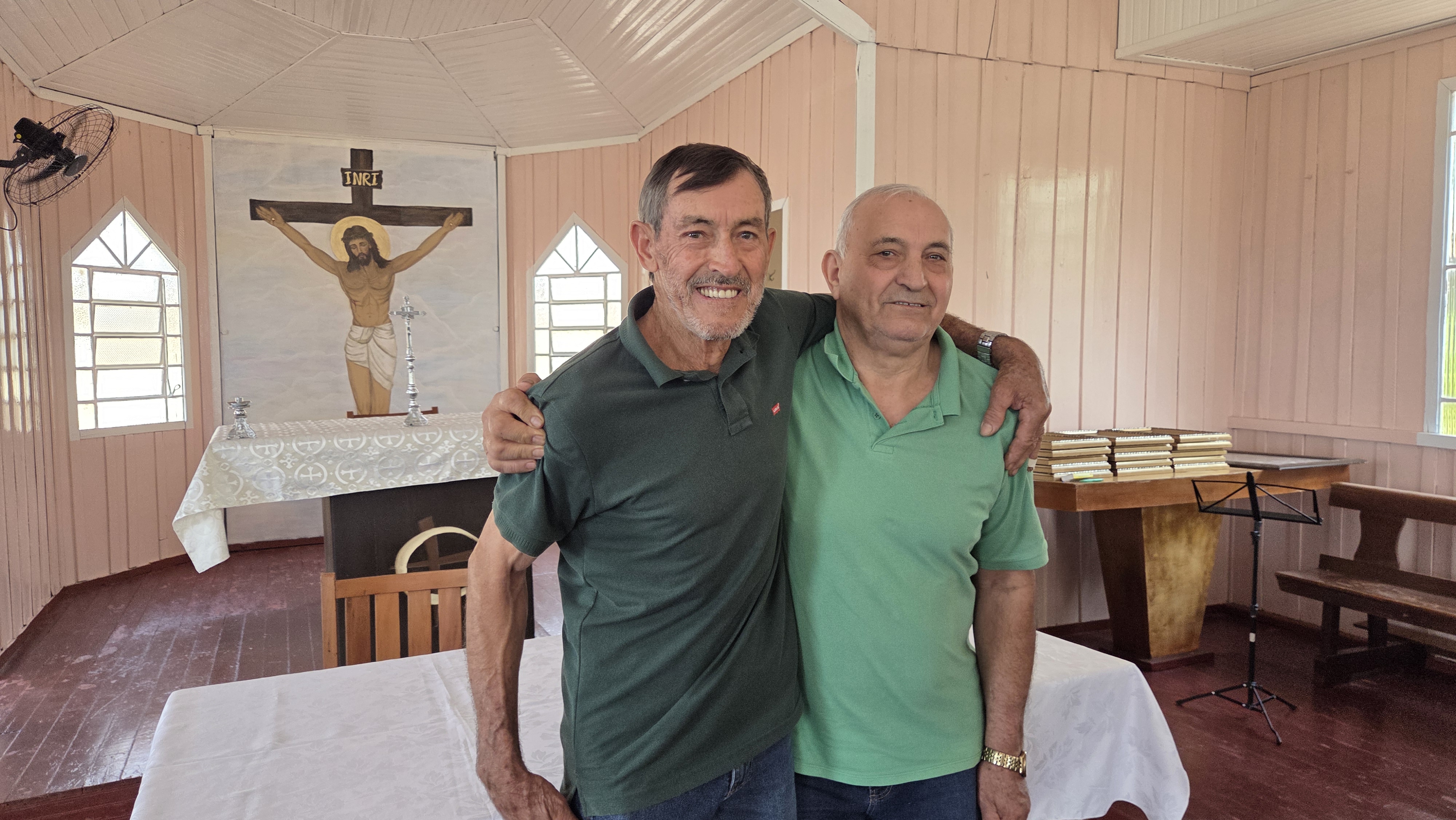 Os irmãos Mauro Maranho (74) e Benedito Maranho (72) frequentam a comunidade desde 1963.