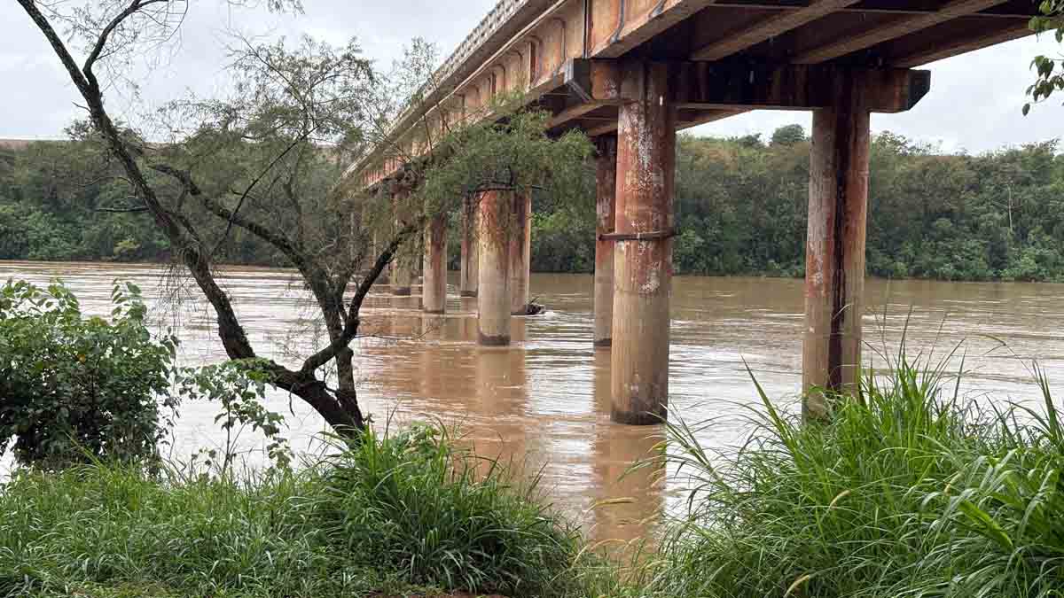 Rio Ivaí no Porto Ubá, em Lidianópolis, após recuo do nível da água