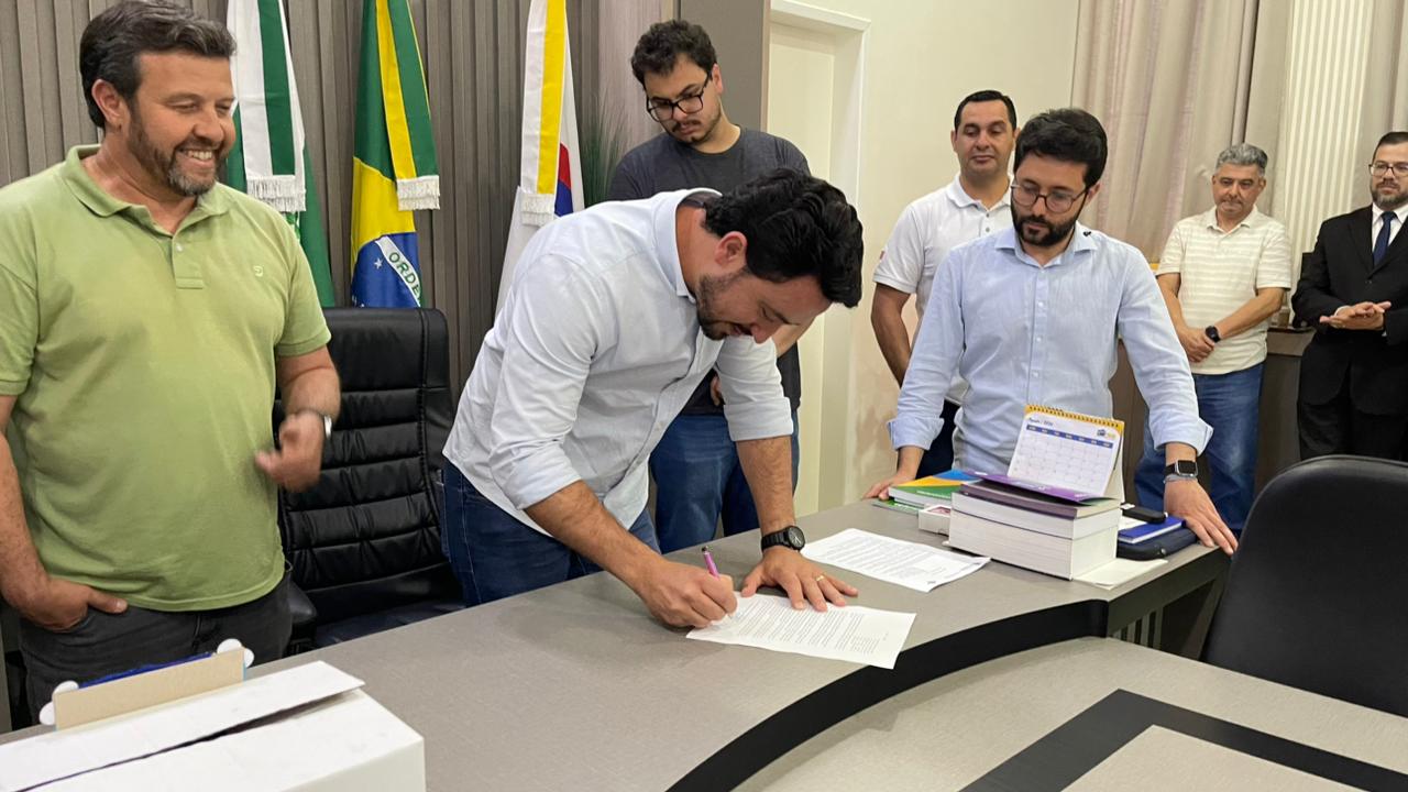 Rodolfo assina sanção de projeto aprovado pelos vereadores