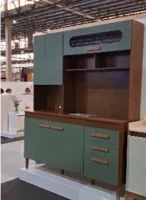 Armário de cozinha tem detalhe orgânico em uma das portas