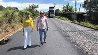 Prefeito Carlos Gil e vice Gertrudes vistoriam obras de pavimentação