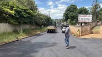 Prefeito Carlos Gil e vice Gertrudes vistoriam obras de pavimentação