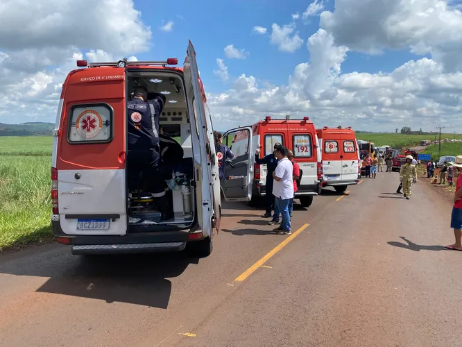 Acidente entre caminhão e ônibus deixa vários feridos em Bom Sucesso