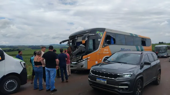 Acidente entre caminhão e ônibus deixa vários feridos em Bom Sucesso