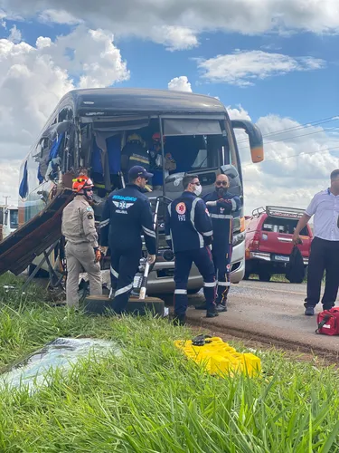 Acidente entre caminhão e ônibus deixa vários feridos em Bom Sucesso