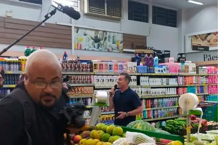 Apresentador esteve em um mercado do município