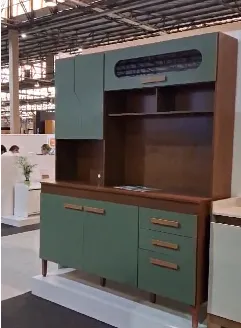 Armário de cozinha tem detalhe orgânico em uma das portas