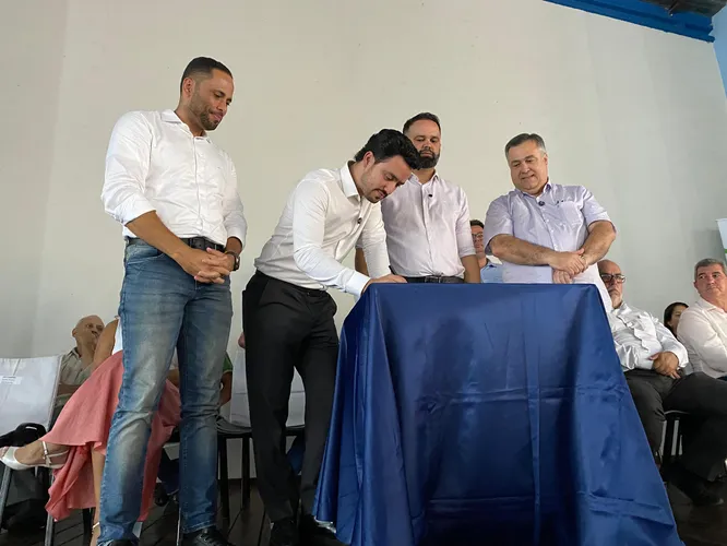 Beto Preto e Roni Miranda autorizam obra de colégio na Vila Reis