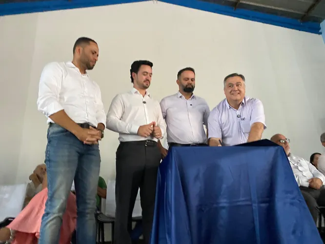 Beto Preto e Roni Miranda autorizam obra de colégio na Vila Reis
