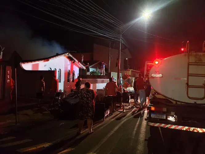 Incêndio destrói casa no centro de Califórnia; casal consegue escapar