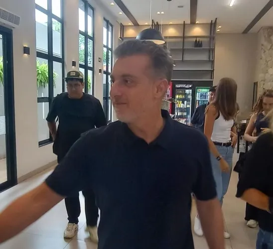 Luciano Huck é visto pelas ruas de Cianorte e visita gera especulações