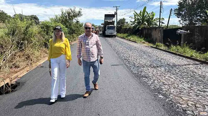 Prefeito Carlos Gil e vice Gertrudes vistoriam obras de pavimentação