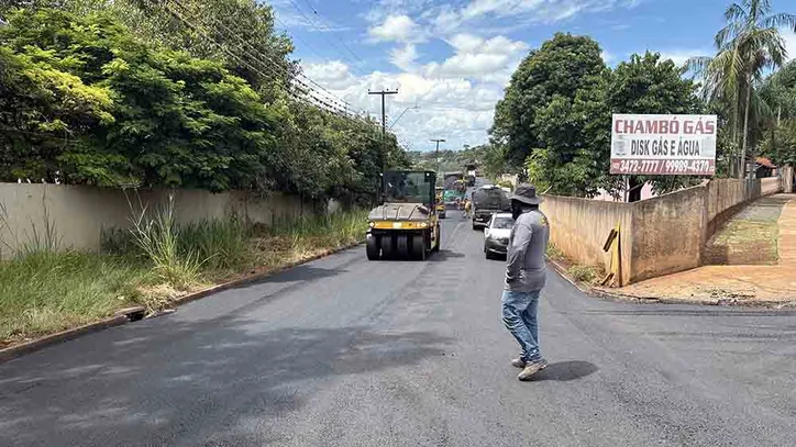 Prefeito Carlos Gil e vice Gertrudes vistoriam obras de pavimentação