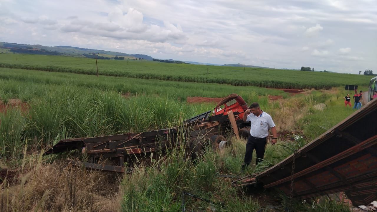 Acidente com ônibus deixa dois feridos graves em Bom Sucesso