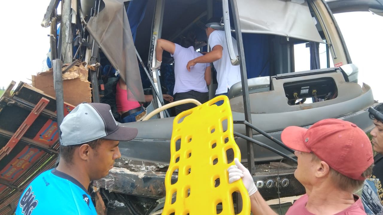 Acidente com ônibus deixa dois feridos graves em Bom Sucesso