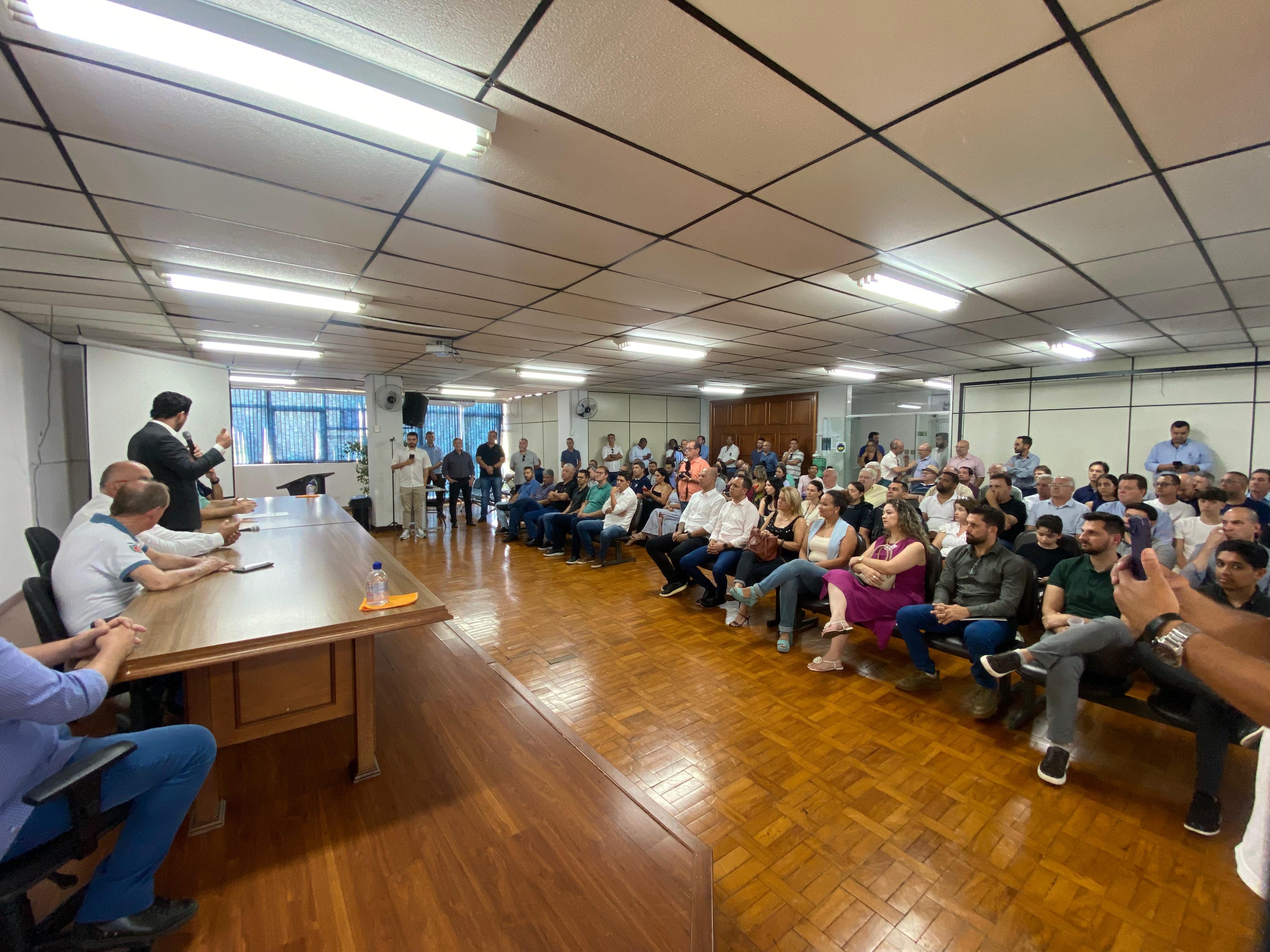 Beto Preto e Rodolfo Mota anunciam R$ 5 mi para asfalto em Apucarana
