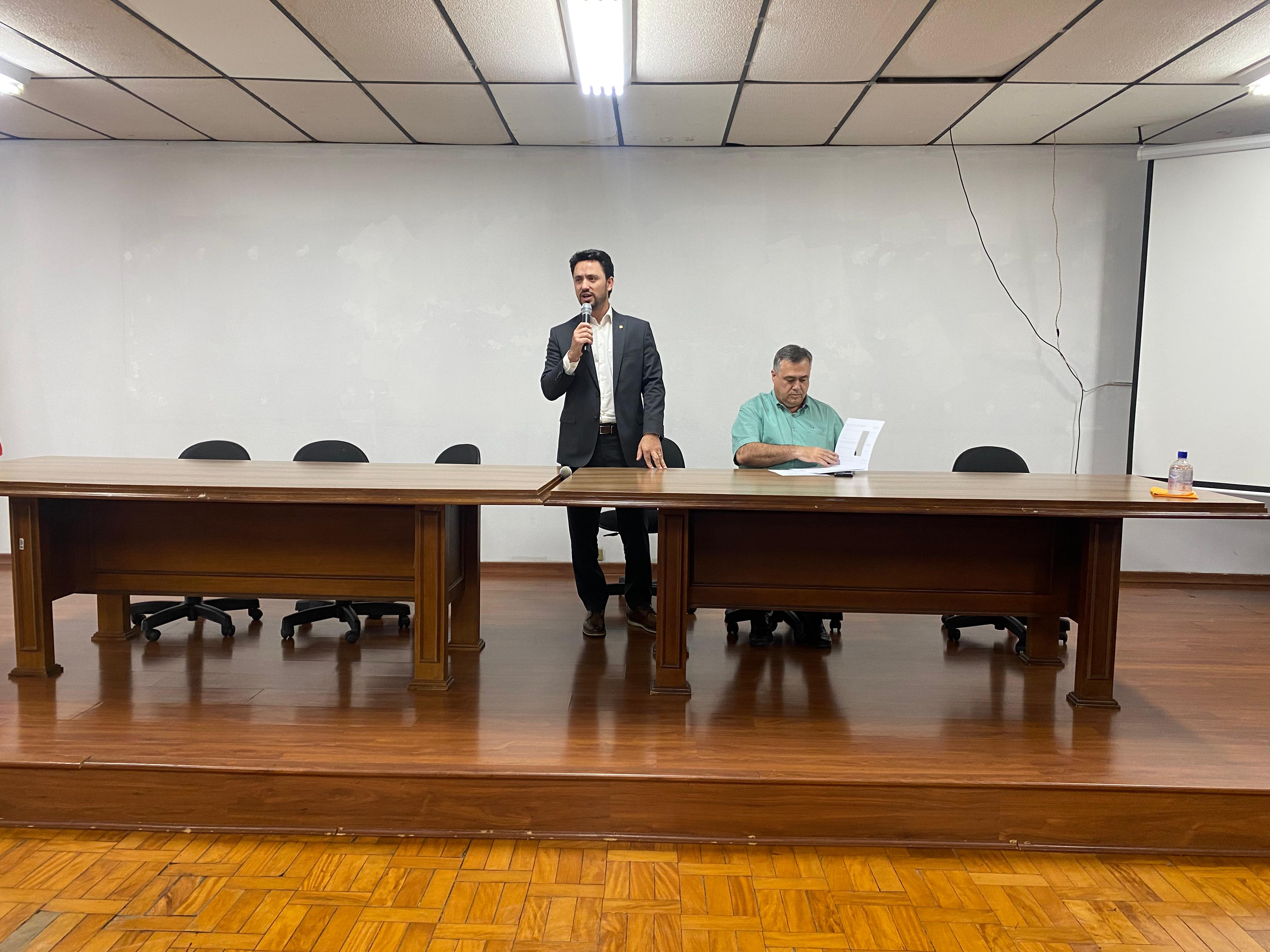 Beto Preto e Rodolfo Mota anunciam R$ 5 mi para asfalto em Apucarana