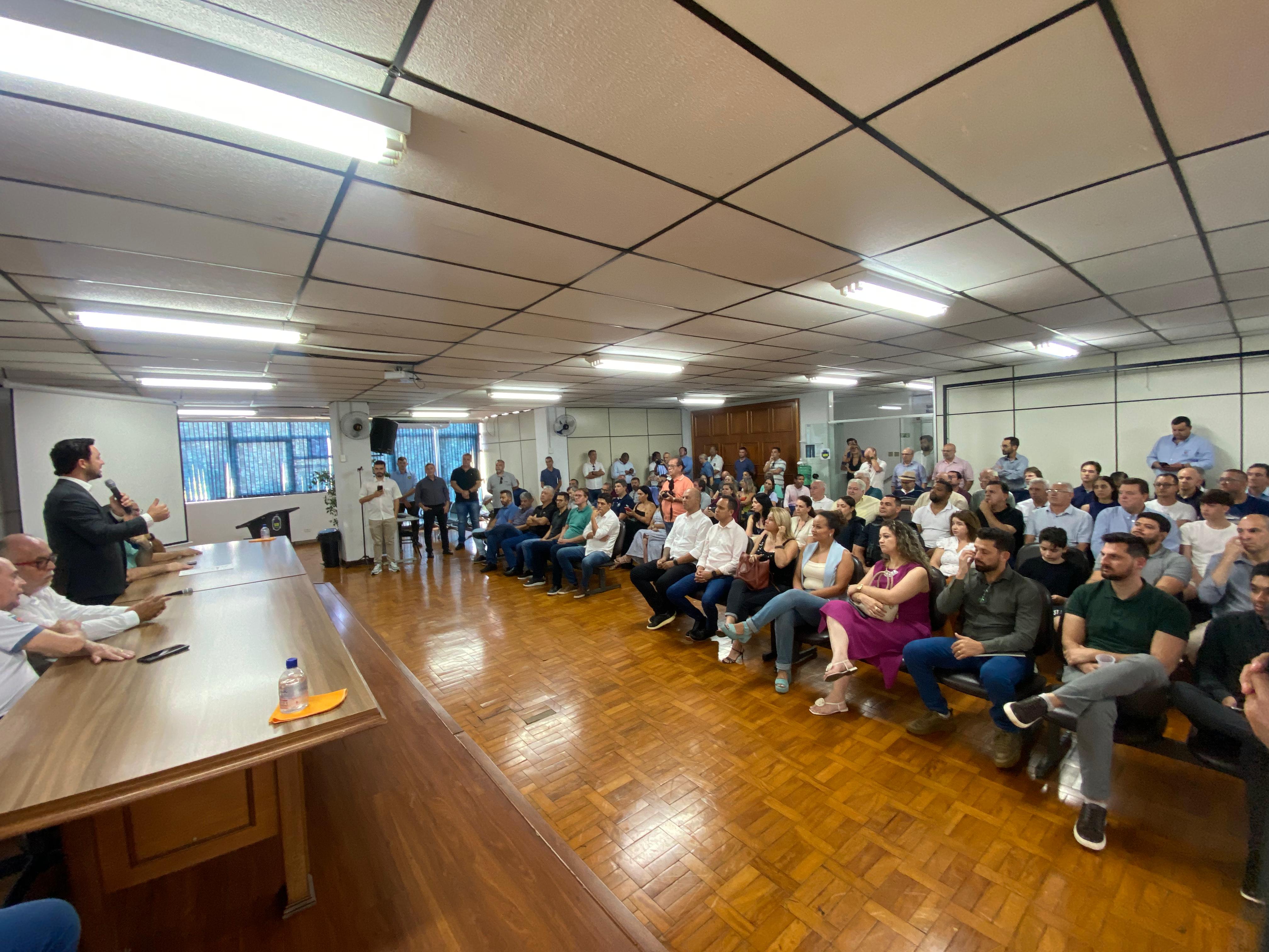 Beto Preto e Rodolfo Mota anunciam R$ 5 mi para asfalto em Apucarana