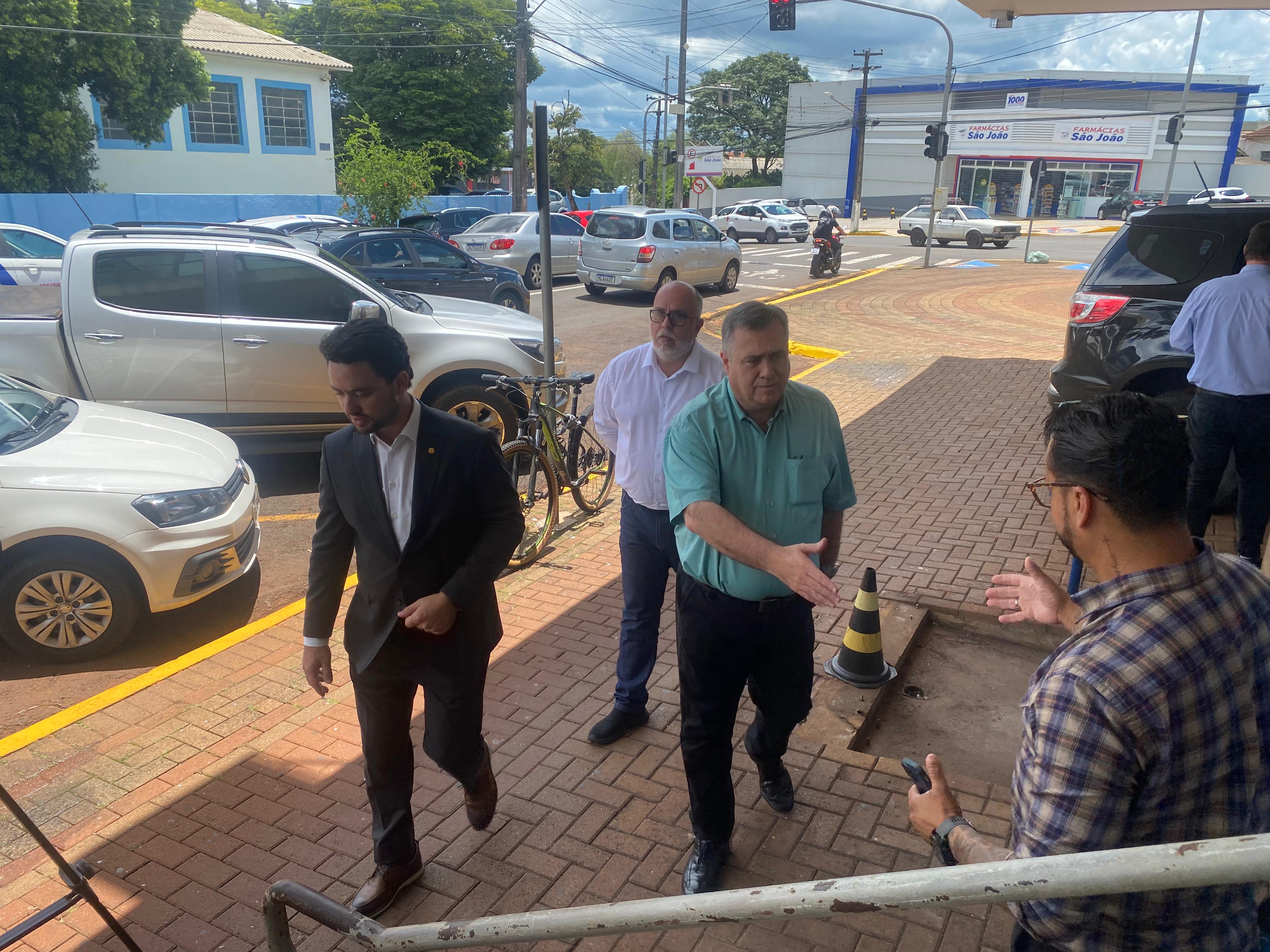 Beto Preto e Rodolfo Mota anunciam R$ 5 mi para asfalto em Apucarana