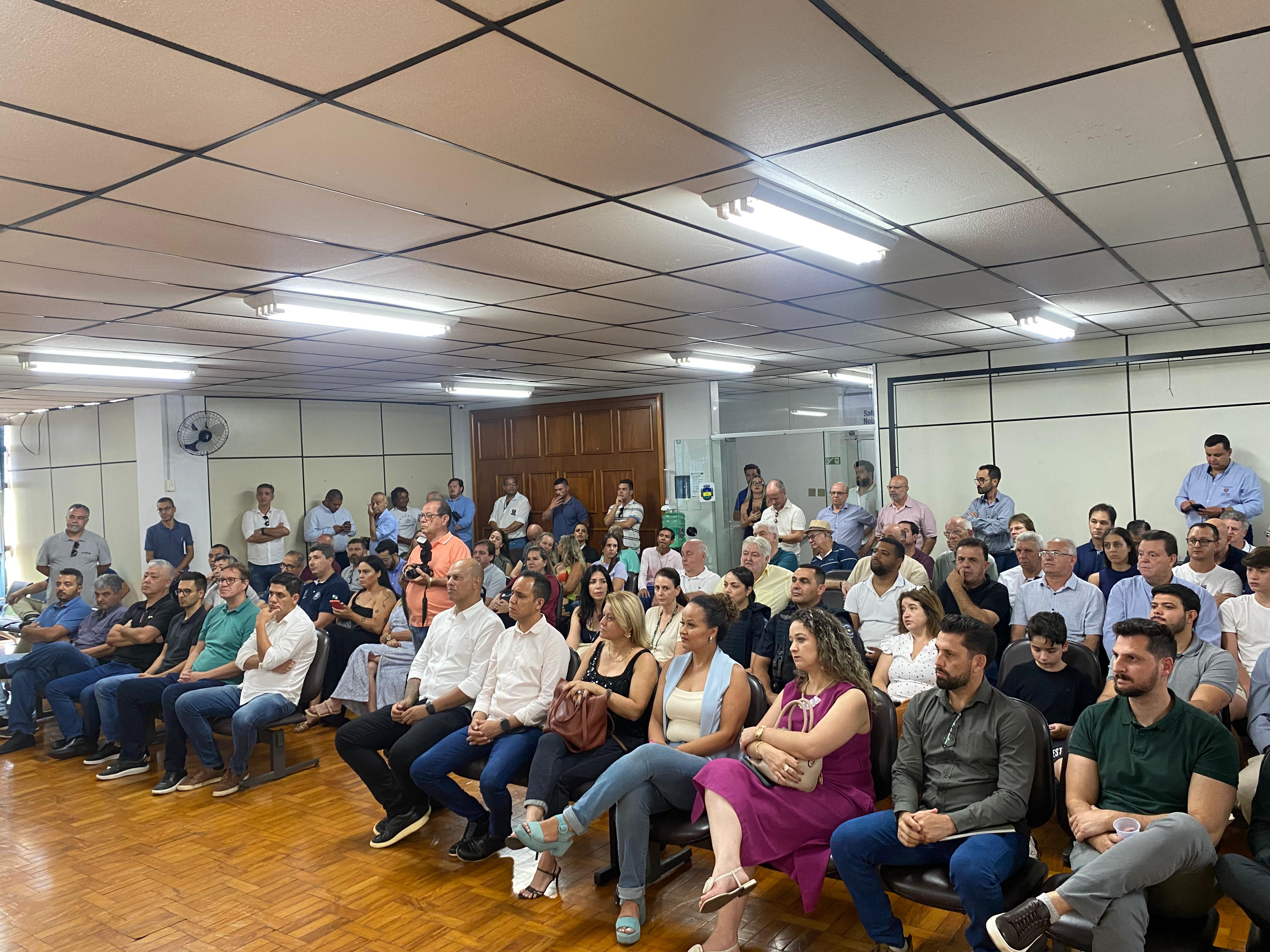 Beto Preto e Rodolfo Mota anunciam R$ 5 mi para asfalto em Apucarana