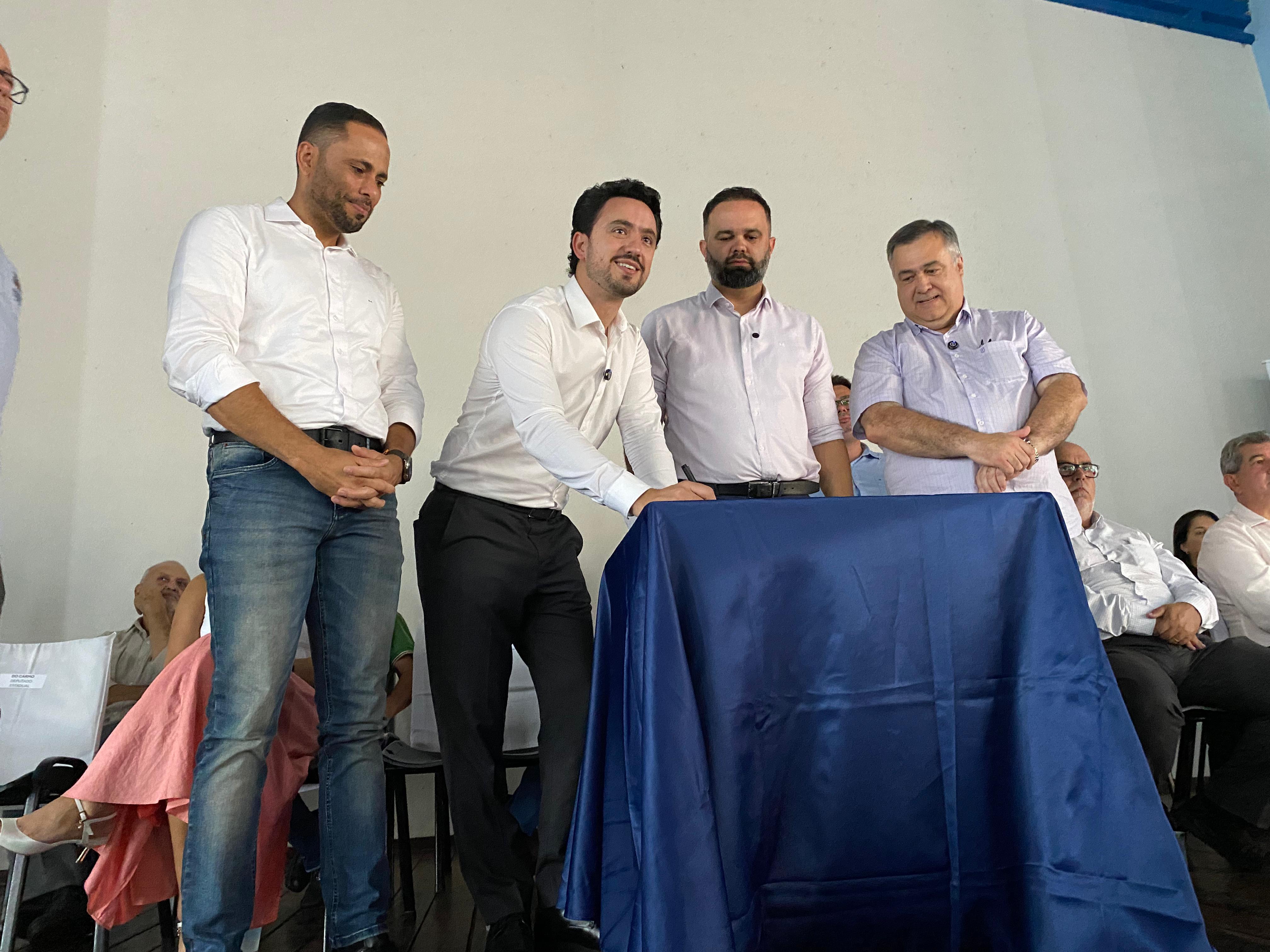 Beto Preto e Roni Miranda autorizam obra de colégio na Vila Reis