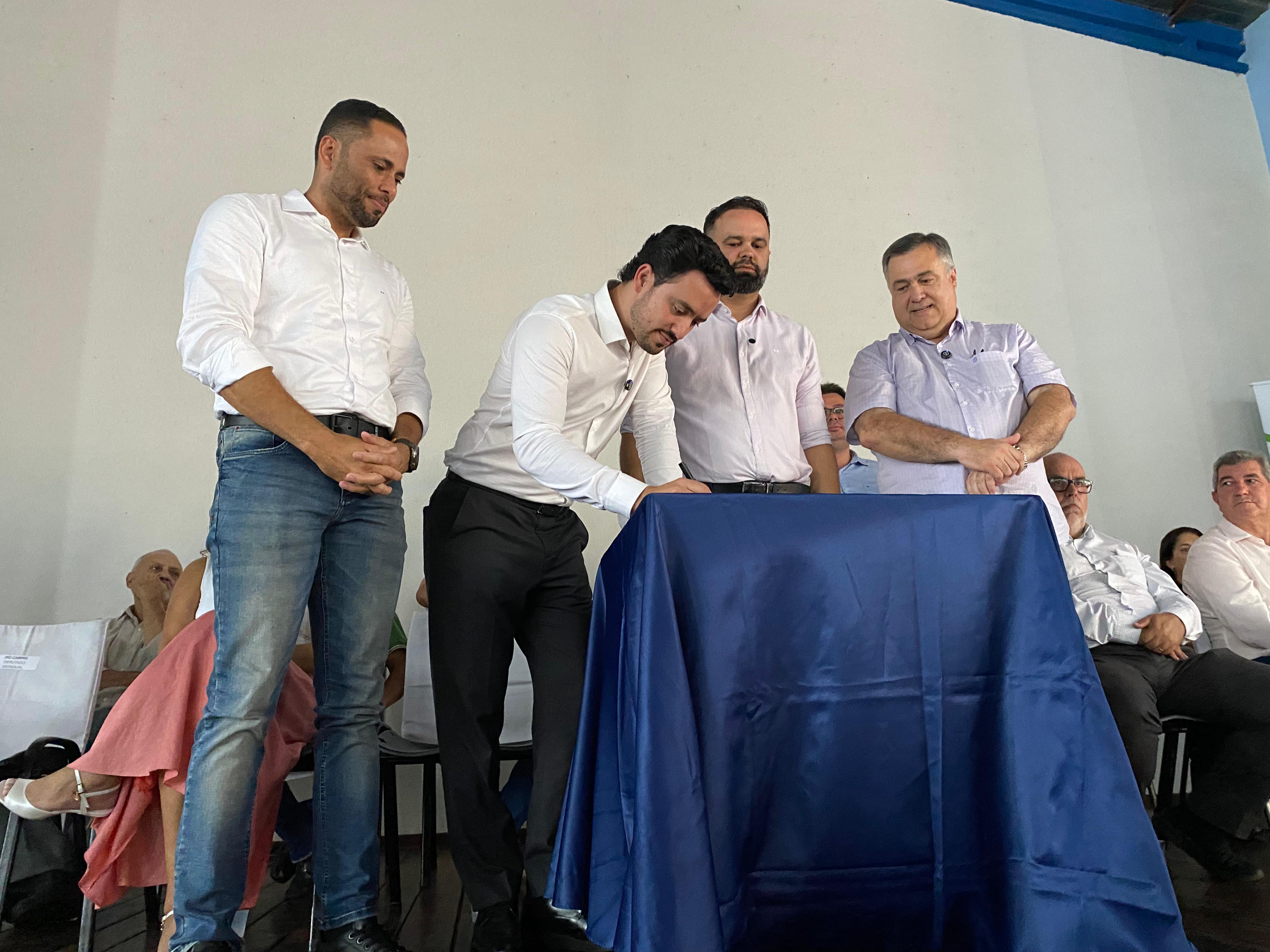 Beto Preto e Roni Miranda autorizam obra de colégio na Vila Reis