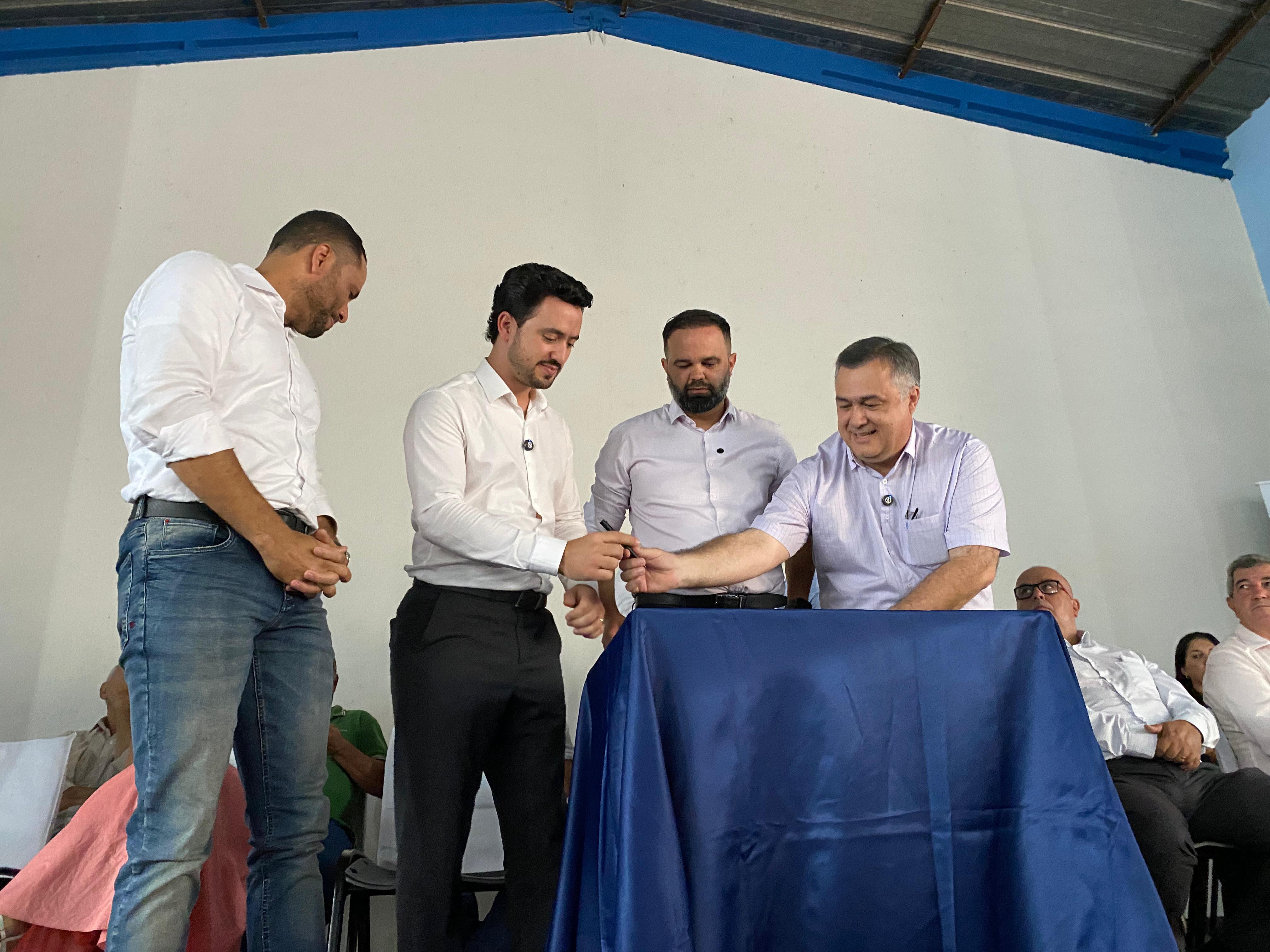 Beto Preto e Roni Miranda autorizam obra de colégio na Vila Reis