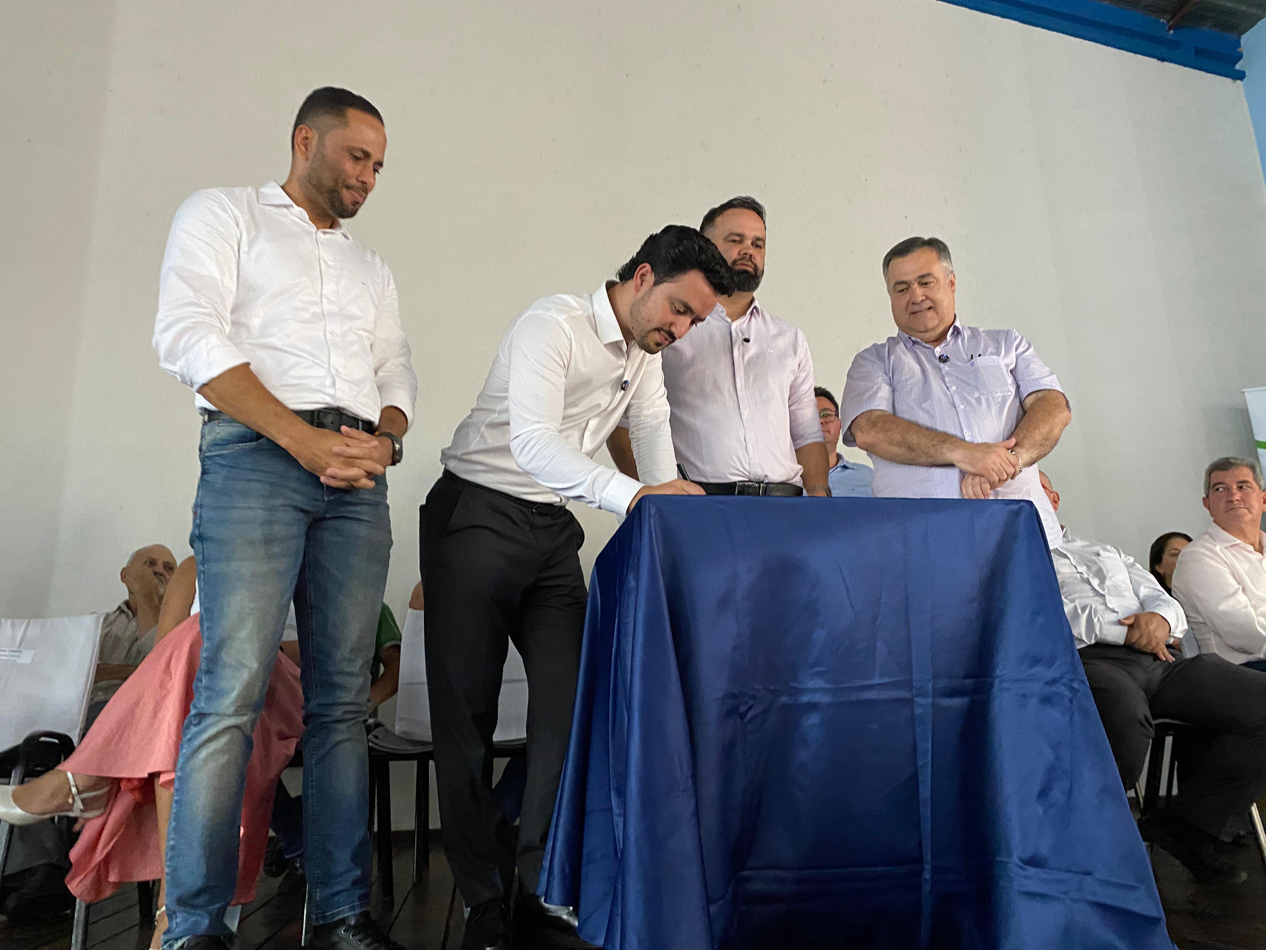 Beto Preto e Roni Miranda autorizam obra de colégio na Vila Reis