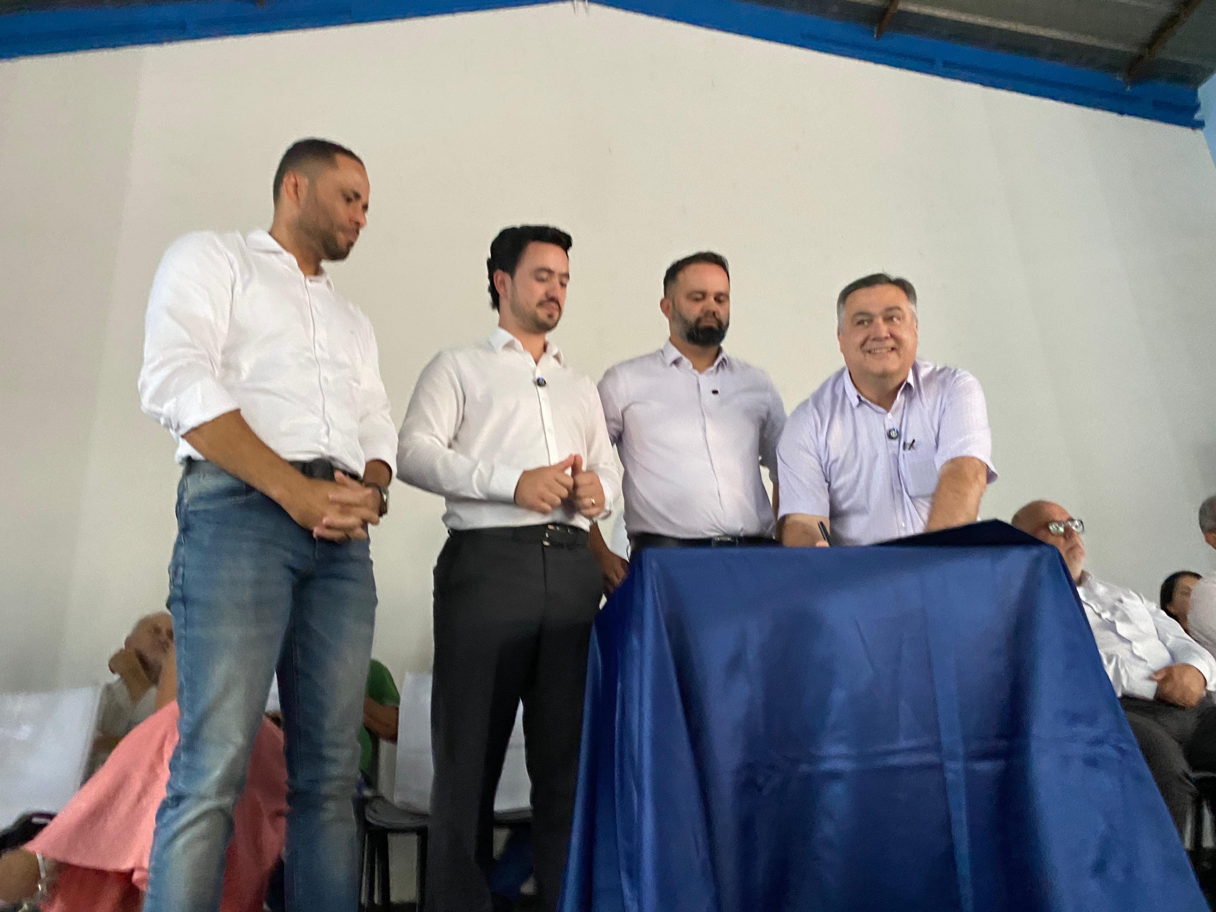 Beto Preto e Roni Miranda autorizam obra de colégio na Vila Reis