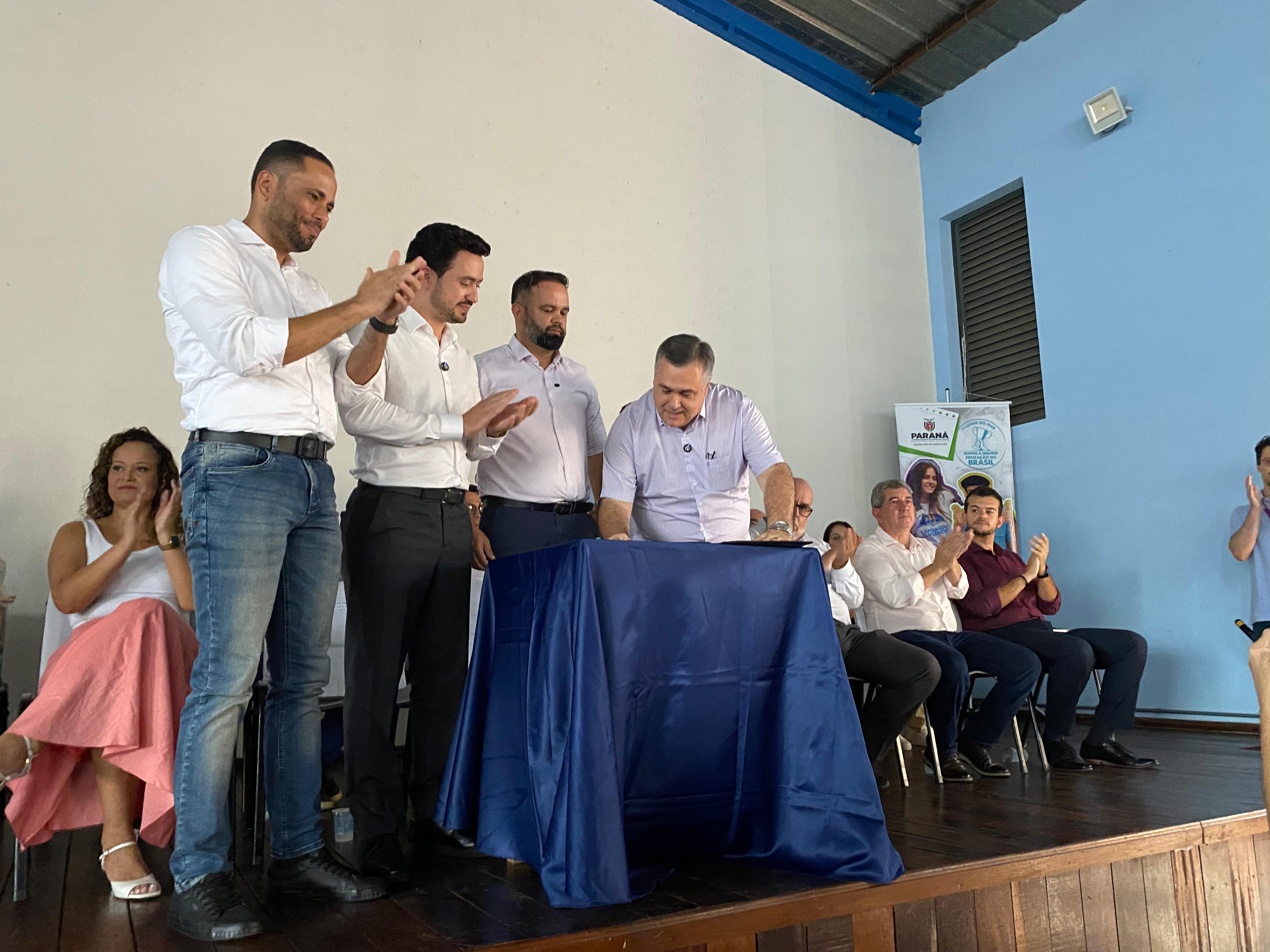 Beto Preto e Roni Miranda autorizam obra de colégio na Vila Reis