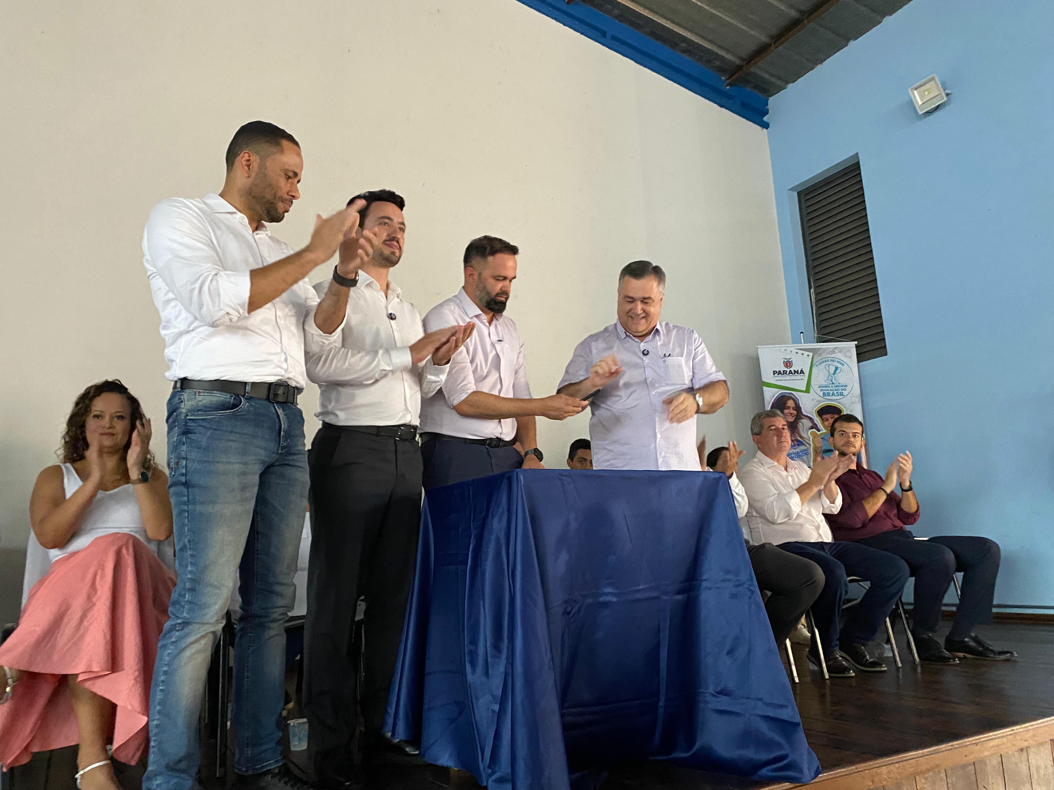 Beto Preto e Roni Miranda autorizam obra de colégio na Vila Reis