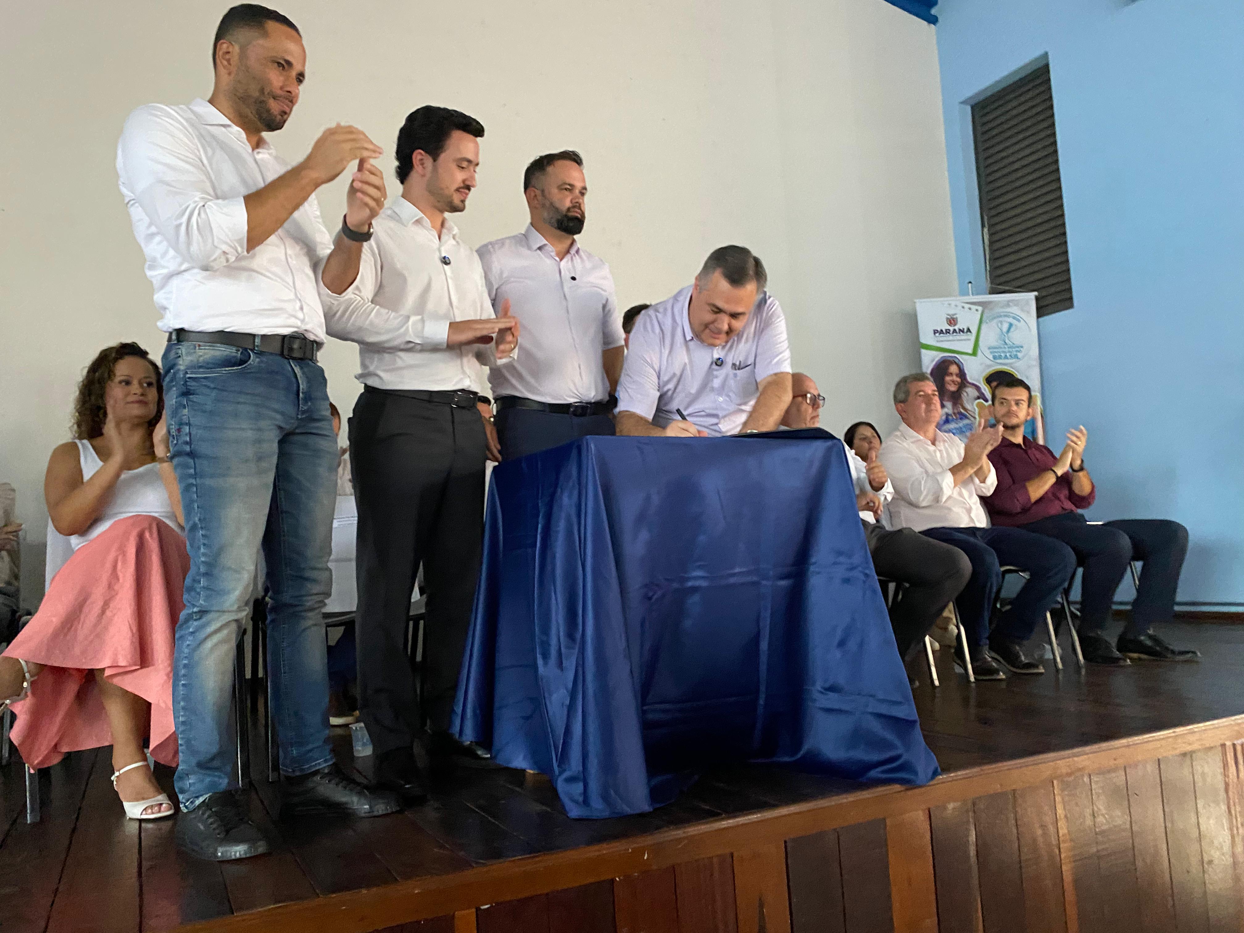 Beto Preto e Roni Miranda autorizam obra de colégio na Vila Reis