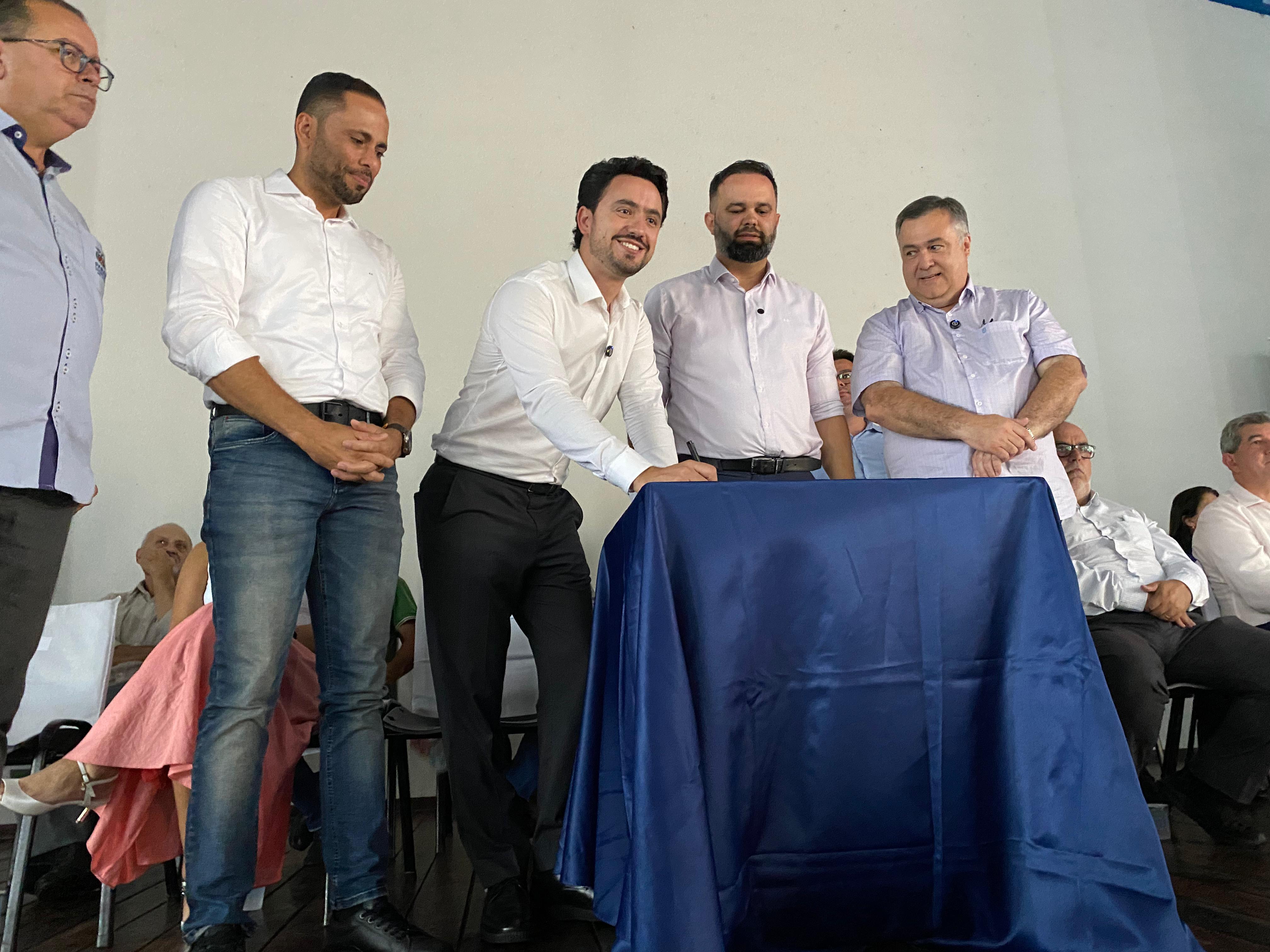 Beto Preto e Roni Miranda autorizam obra de colégio na Vila Reis