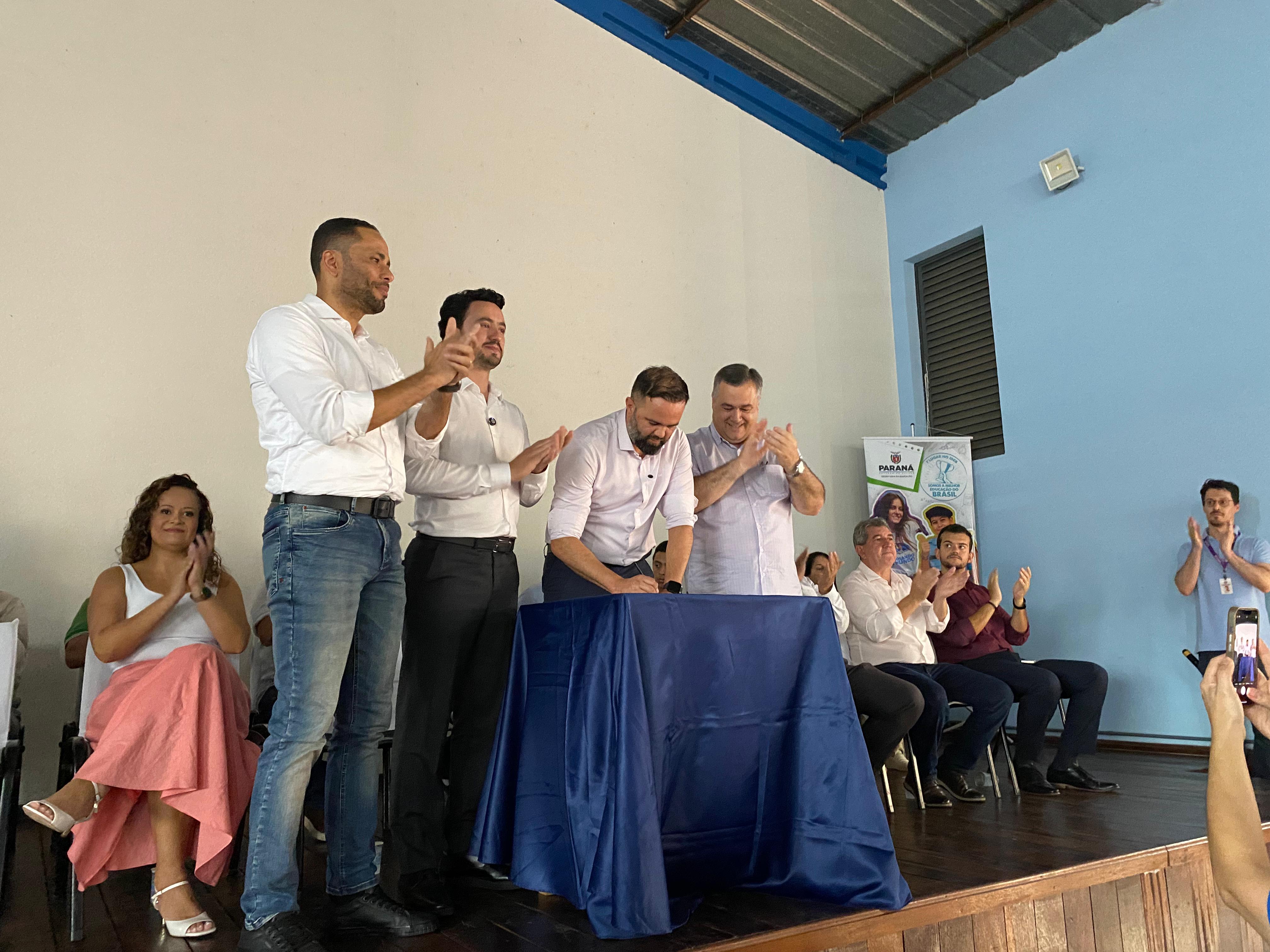 Beto Preto e Roni Miranda autorizam obra de colégio na Vila Reis