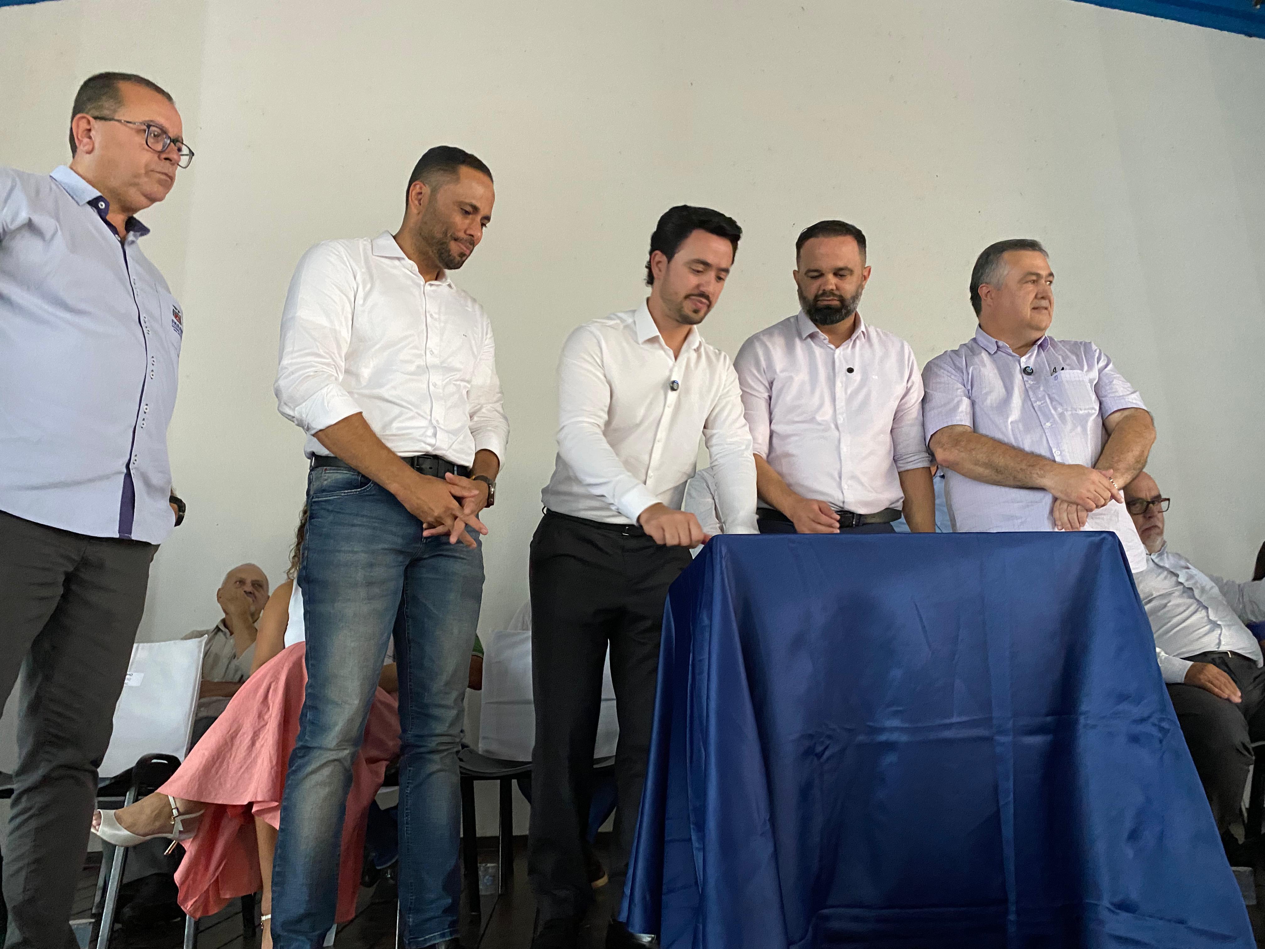 Beto Preto e Roni Miranda autorizam obra de colégio na Vila Reis